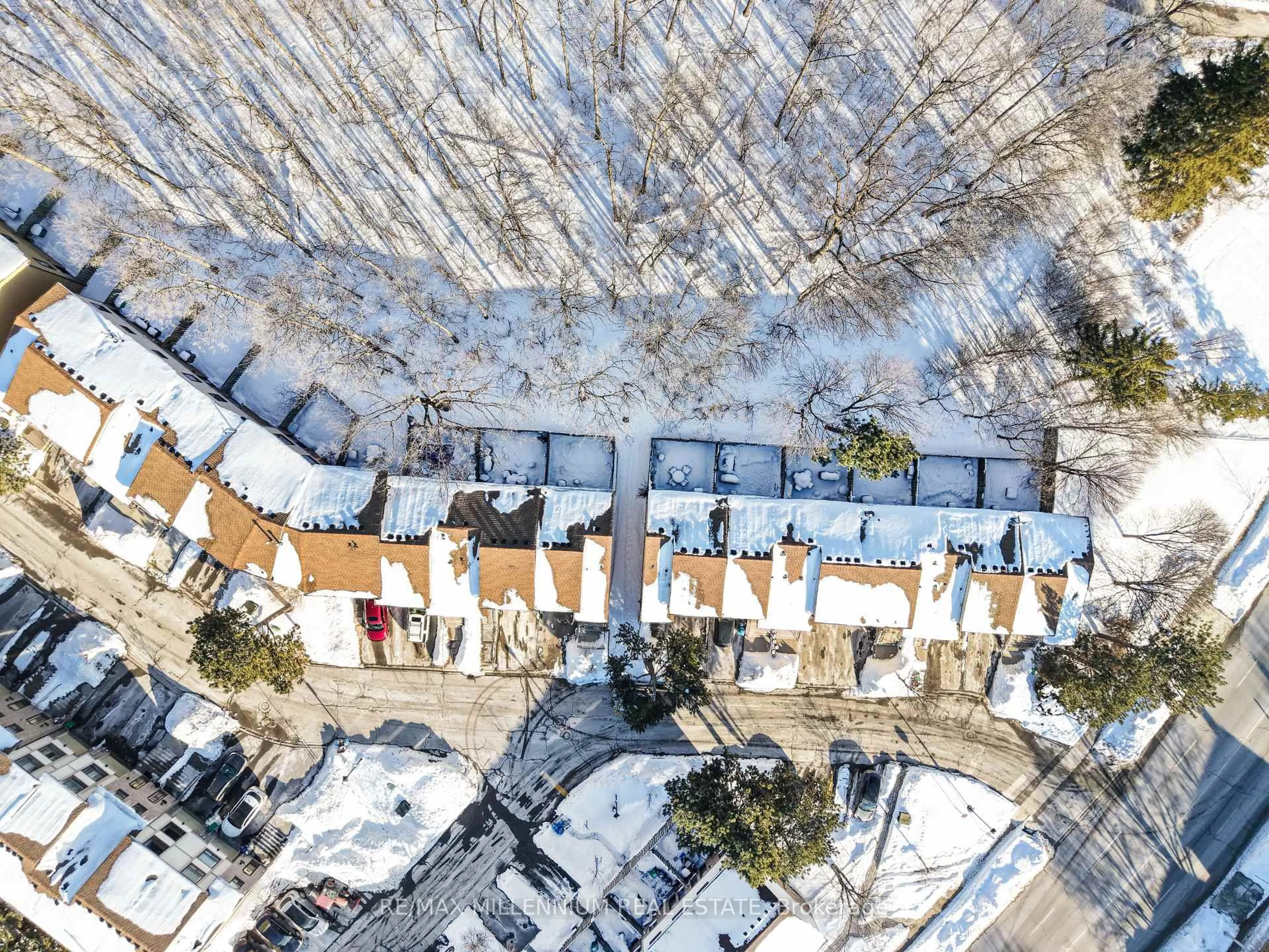 A pic from outside/outdoor area/front of a property/back of a property/a pic from drone, street for 7 Mcmullen Cres, Brampton Ontario L6S 3M2