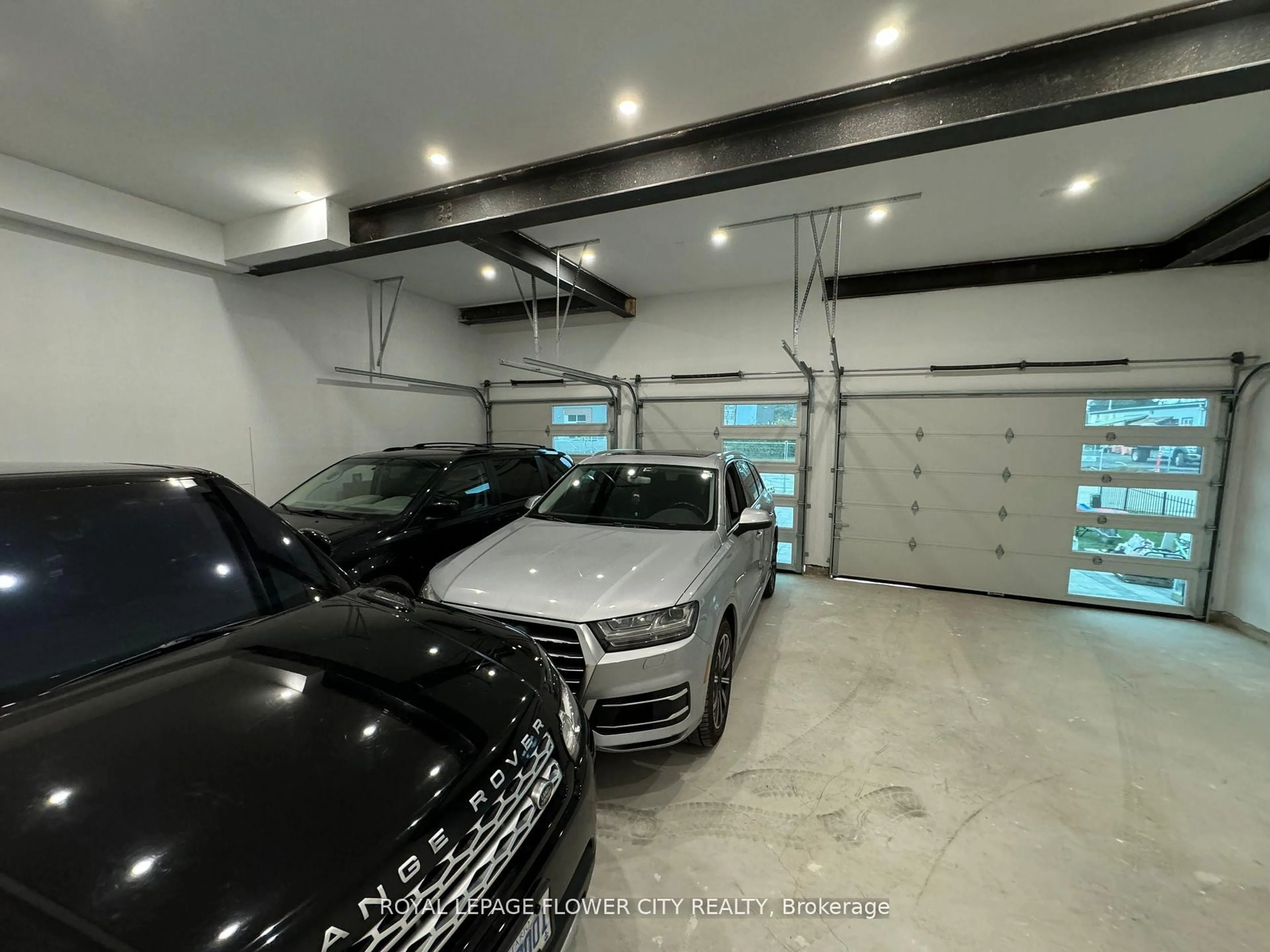 Indoor garage for 1264 St Marys Ave, Mississauga Ontario L5E 1H7