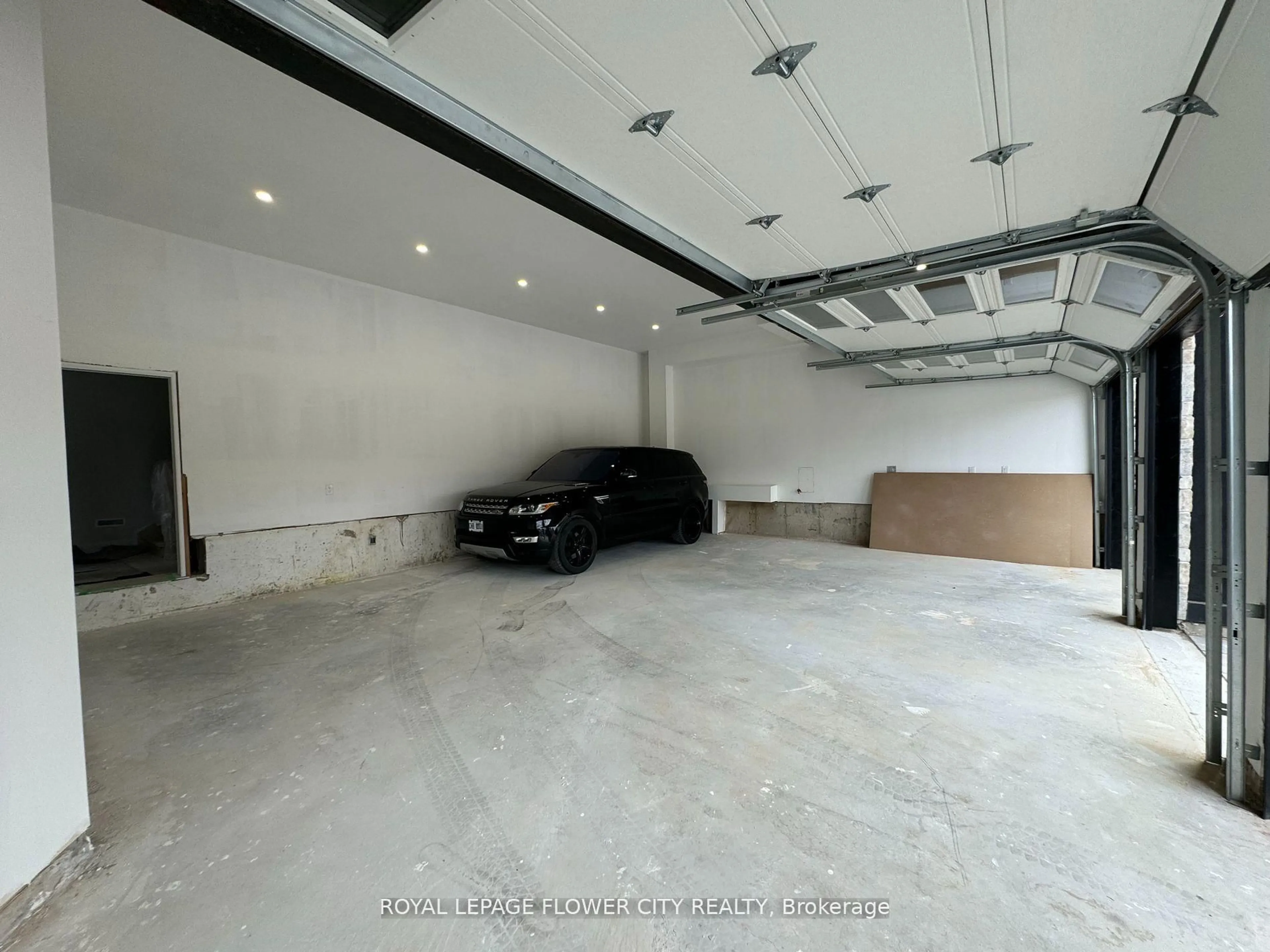 Indoor garage for 1264 St Marys Ave, Mississauga Ontario L5E 1H7