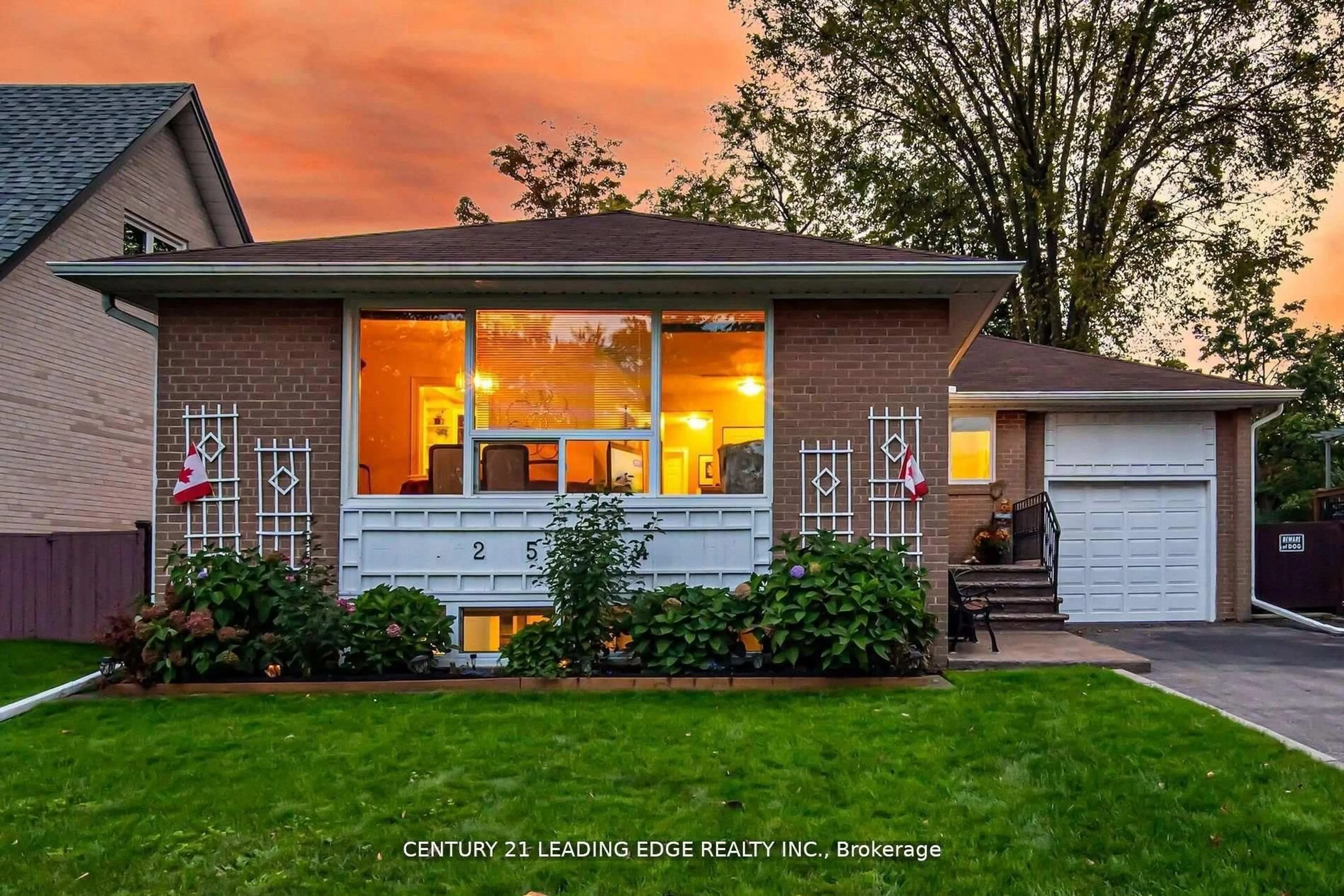 Home with brick exterior material, street for 2574 Lundigan Dr, Mississauga Ontario L5J 3W1