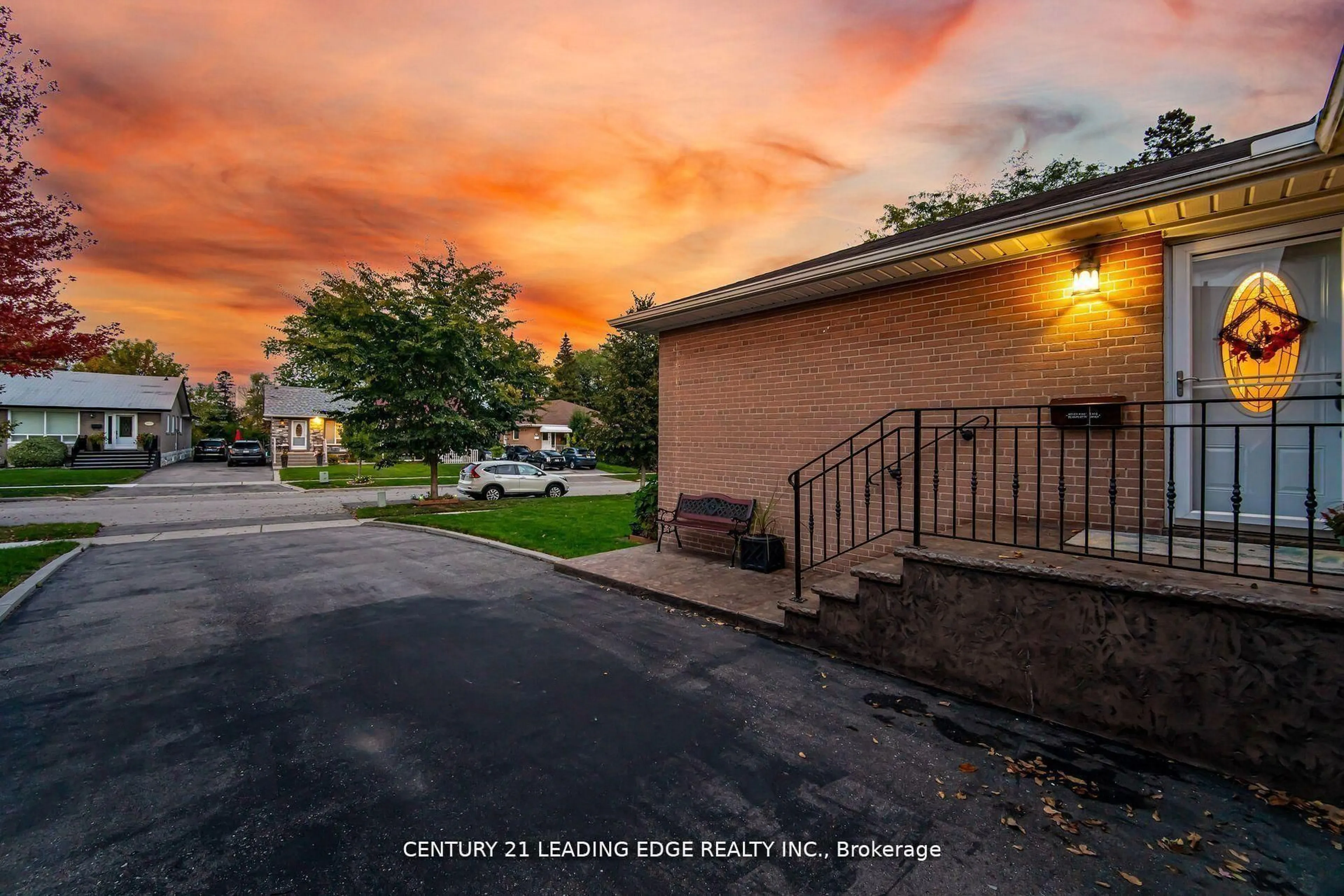 A pic from outside/outdoor area/front of a property/back of a property/a pic from drone, street for 2574 Lundigan Dr, Mississauga Ontario L5J 3W1