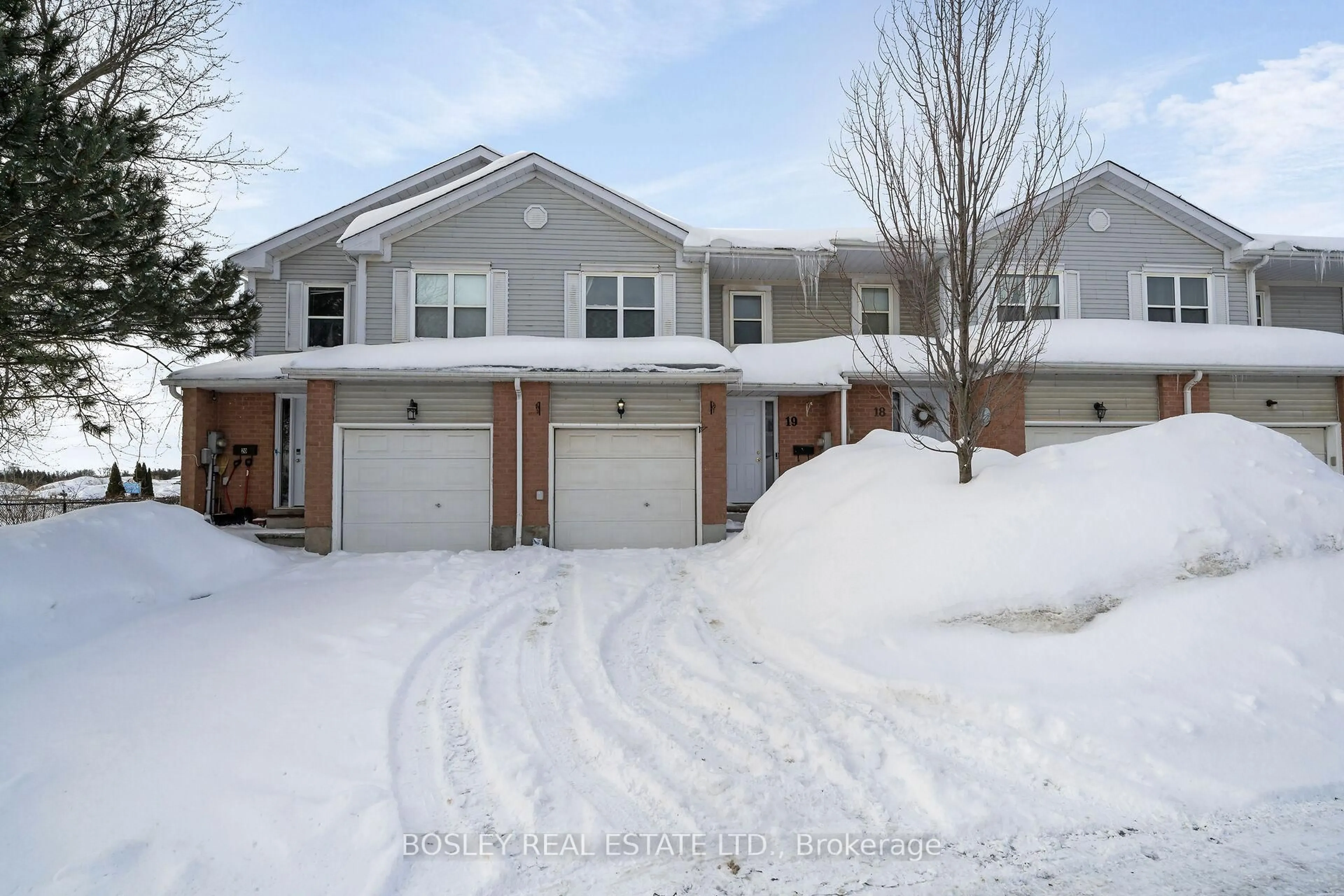 A pic from outside/outdoor area/front of a property/back of a property/a pic from drone, street for 100 Century Dr #19, Orangeville Ontario L9W 4L3