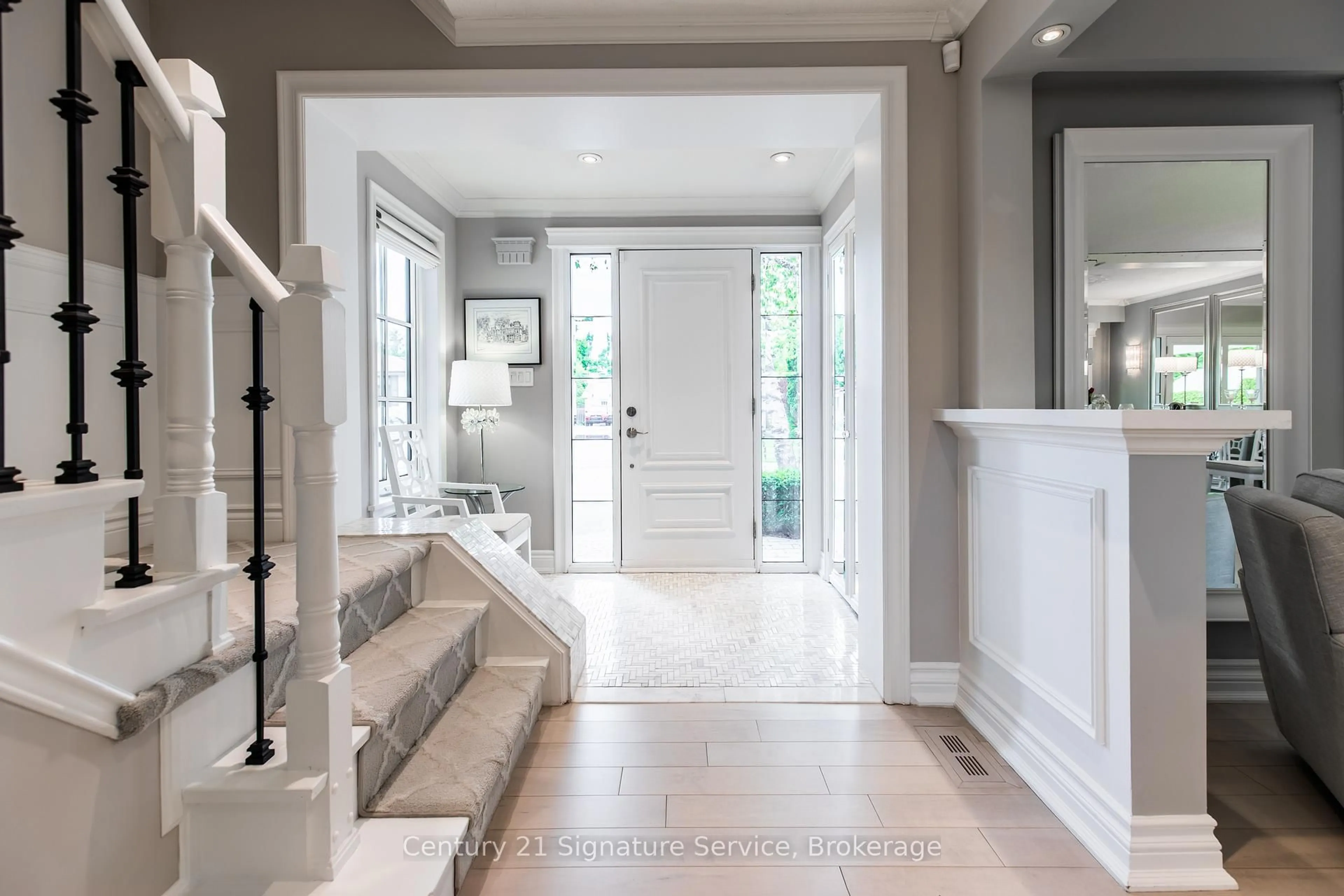 Indoor entryway for 16 Ferndale Cres, Brampton Ontario L6W 1E9