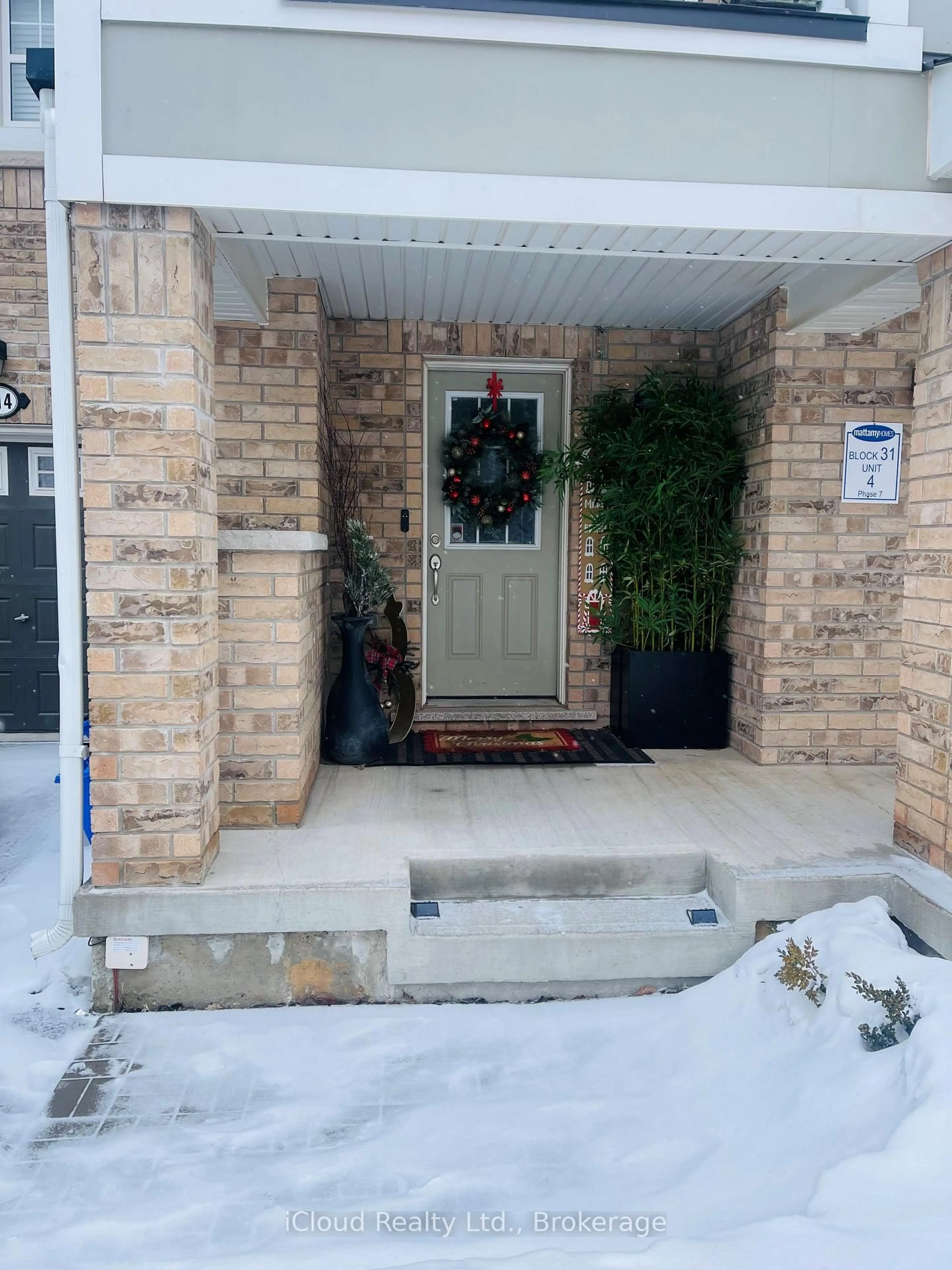 Indoor entryway for 114 Frost Crt, Milton Ontario L9E 1C9