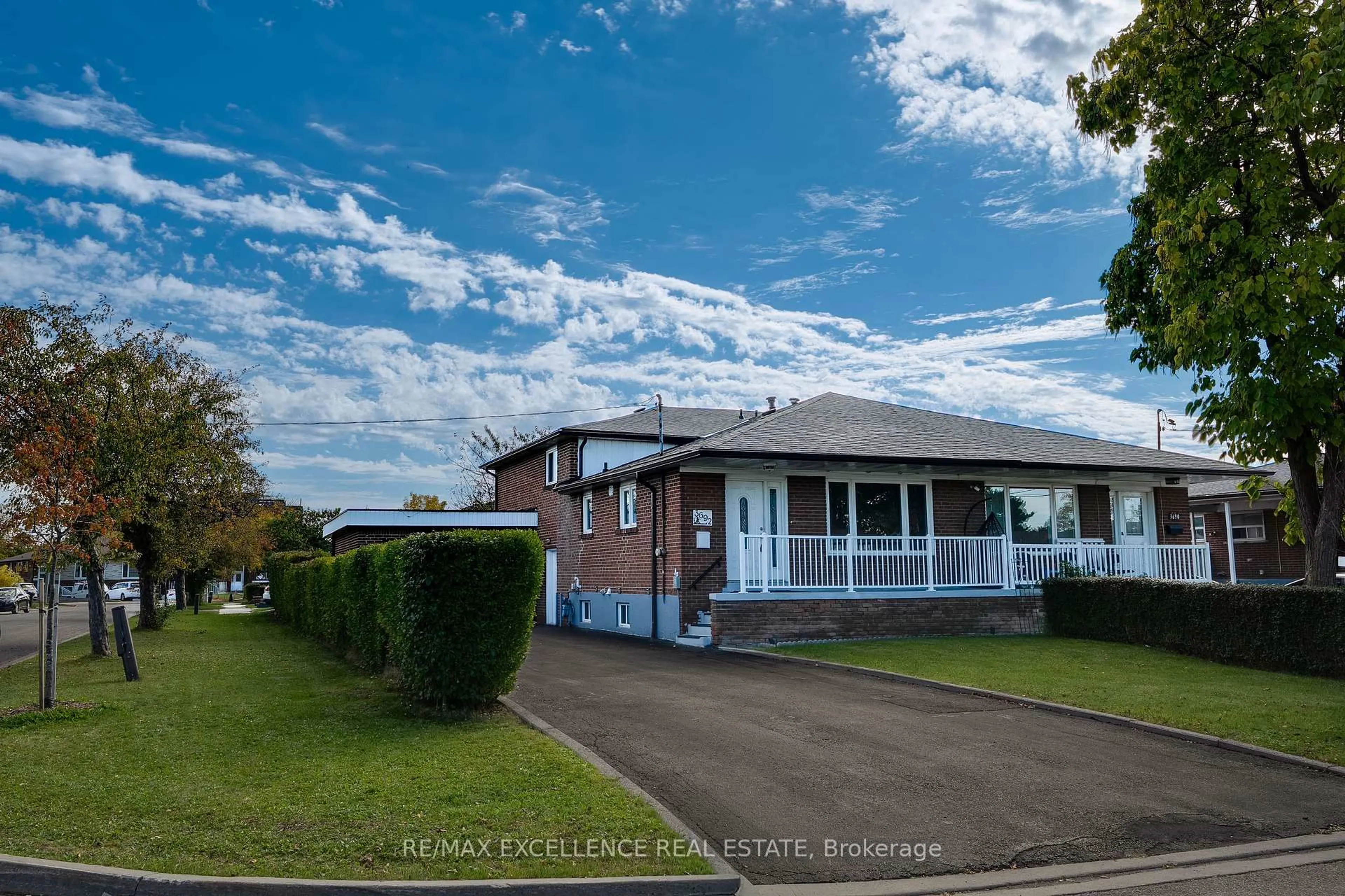 A pic from outside/outdoor area/front of a property/back of a property/a pic from drone, street for 3692 Crabtree Cres, Mississauga Ontario L4T 1S6