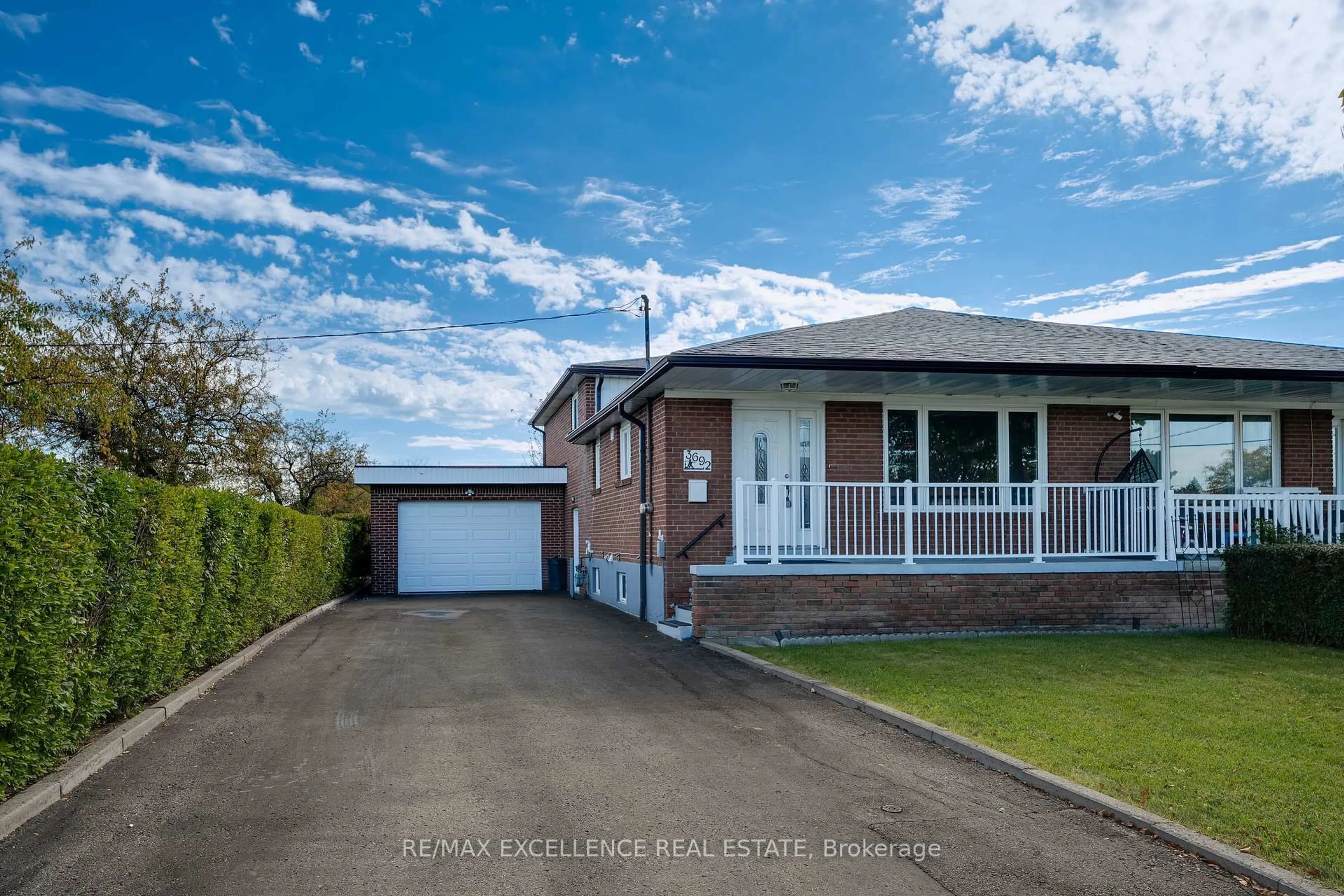A pic from outside/outdoor area/front of a property/back of a property/a pic from drone, street for 3692 Crabtree Cres, Mississauga Ontario L4T 1S6