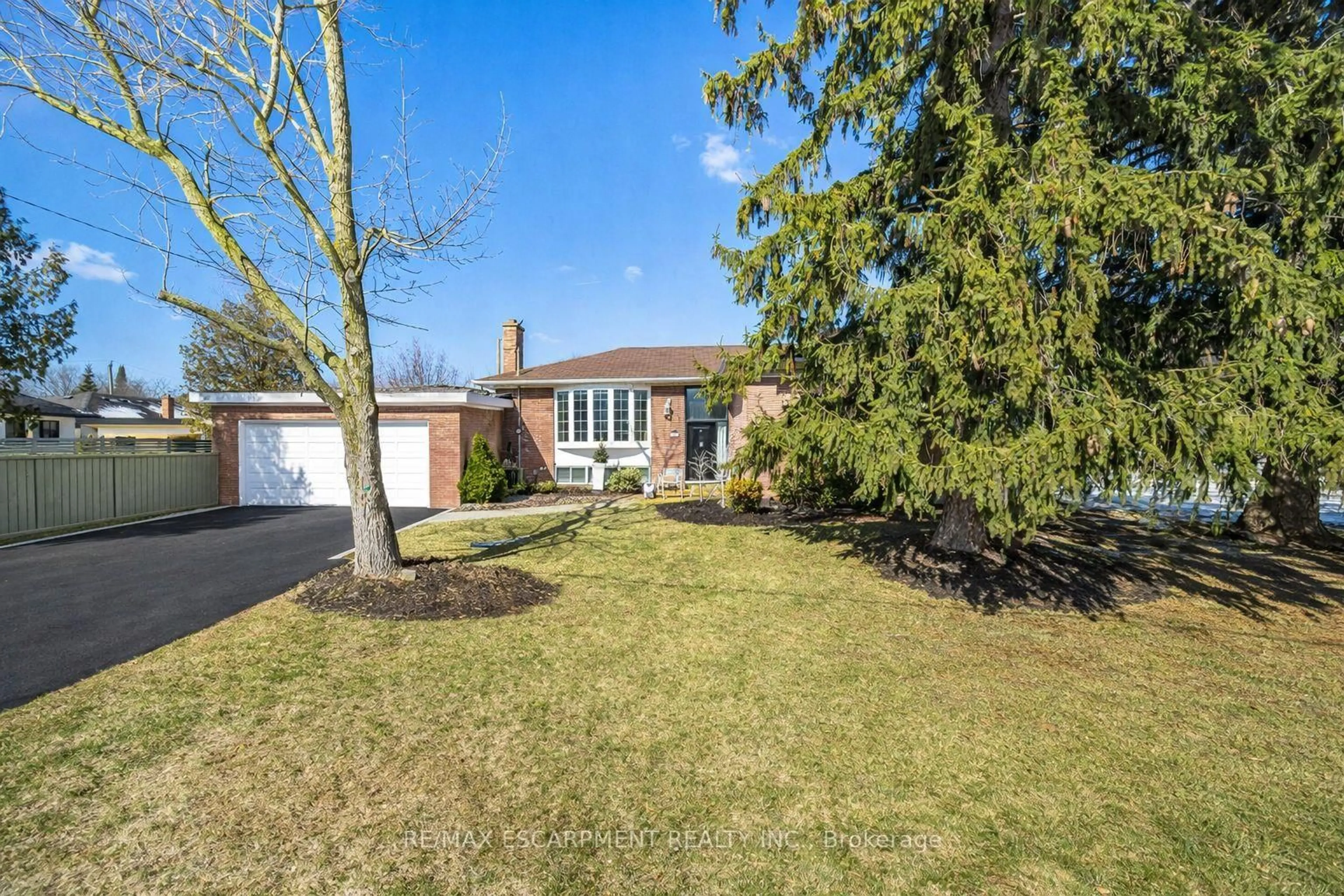 A pic from outside/outdoor area/front of a property/back of a property/a pic from drone, street for 487 Wellington Cres, Oakville Ontario L6L 4X6