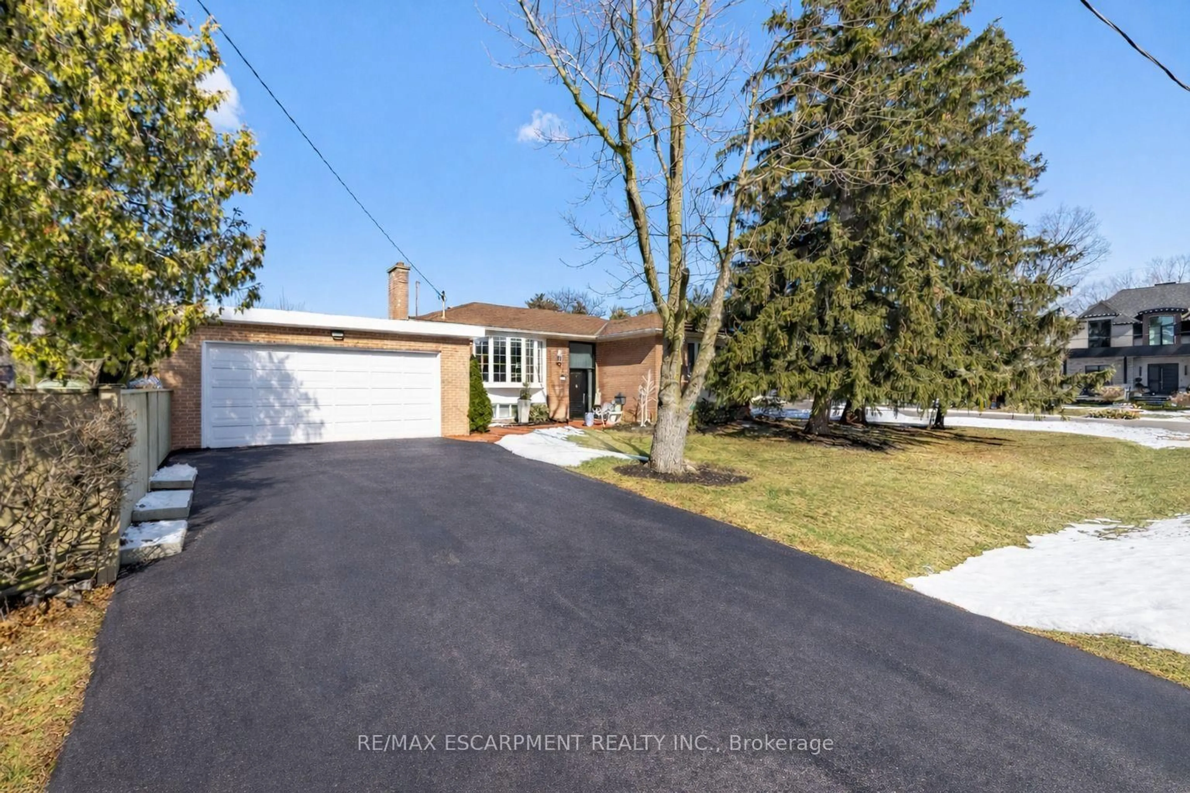 A pic from outside/outdoor area/front of a property/back of a property/a pic from drone, street for 487 Wellington Cres, Oakville Ontario L6L 4X6