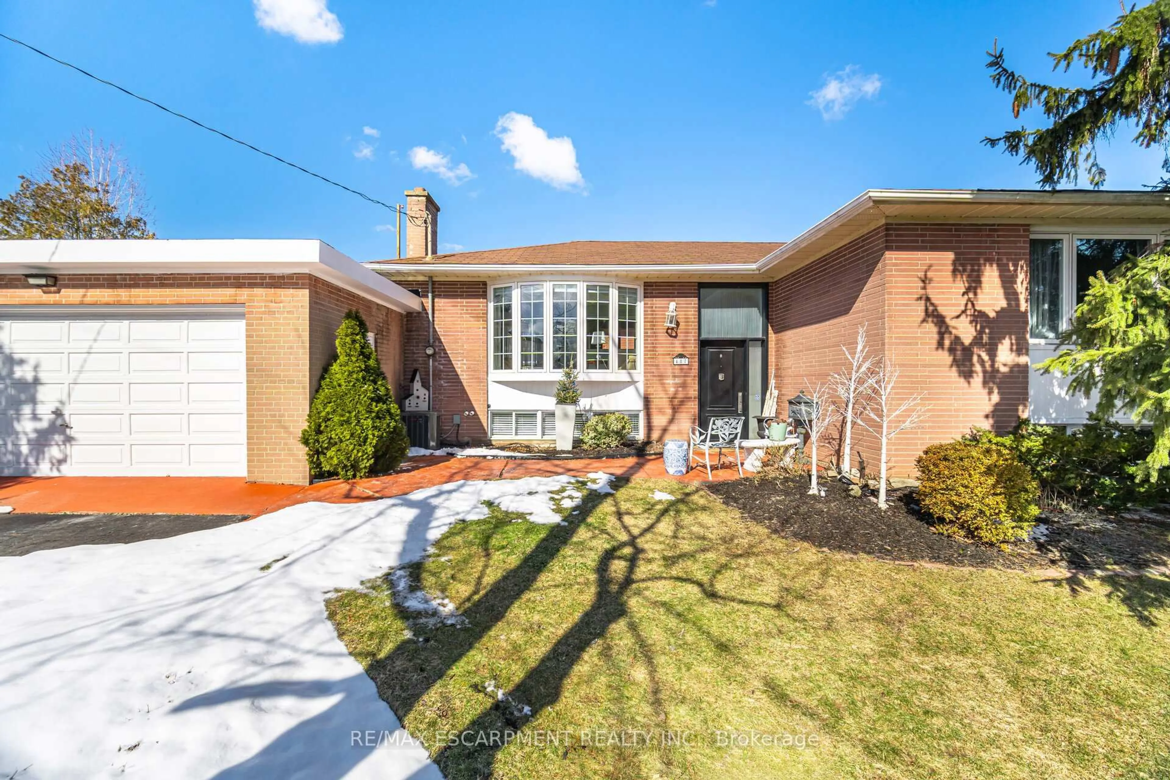 Home with brick exterior material, street for 487 Wellington Cres, Oakville Ontario L6L 4X6