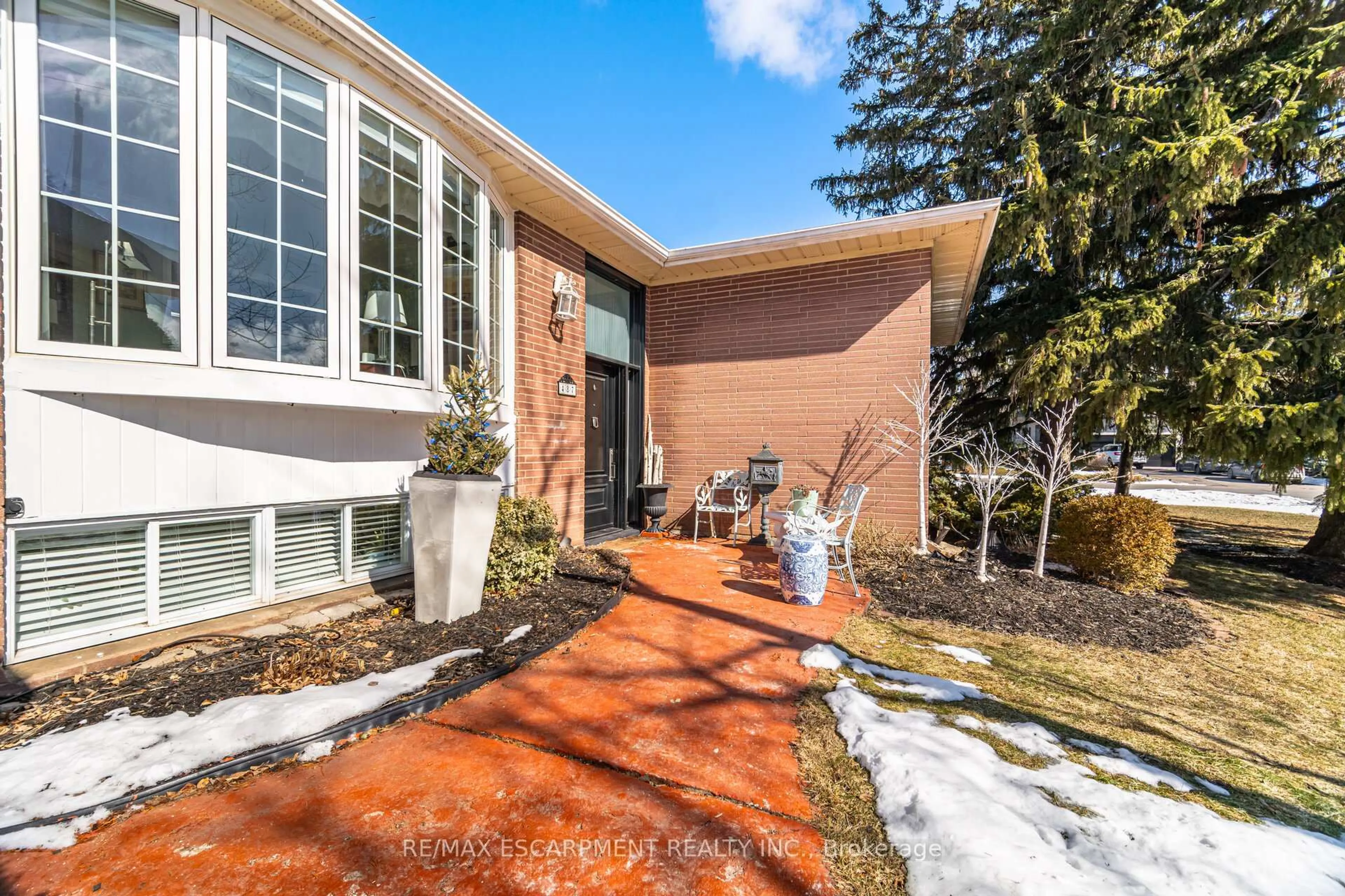 Home with brick exterior material, street for 487 Wellington Cres, Oakville Ontario L6L 4X6