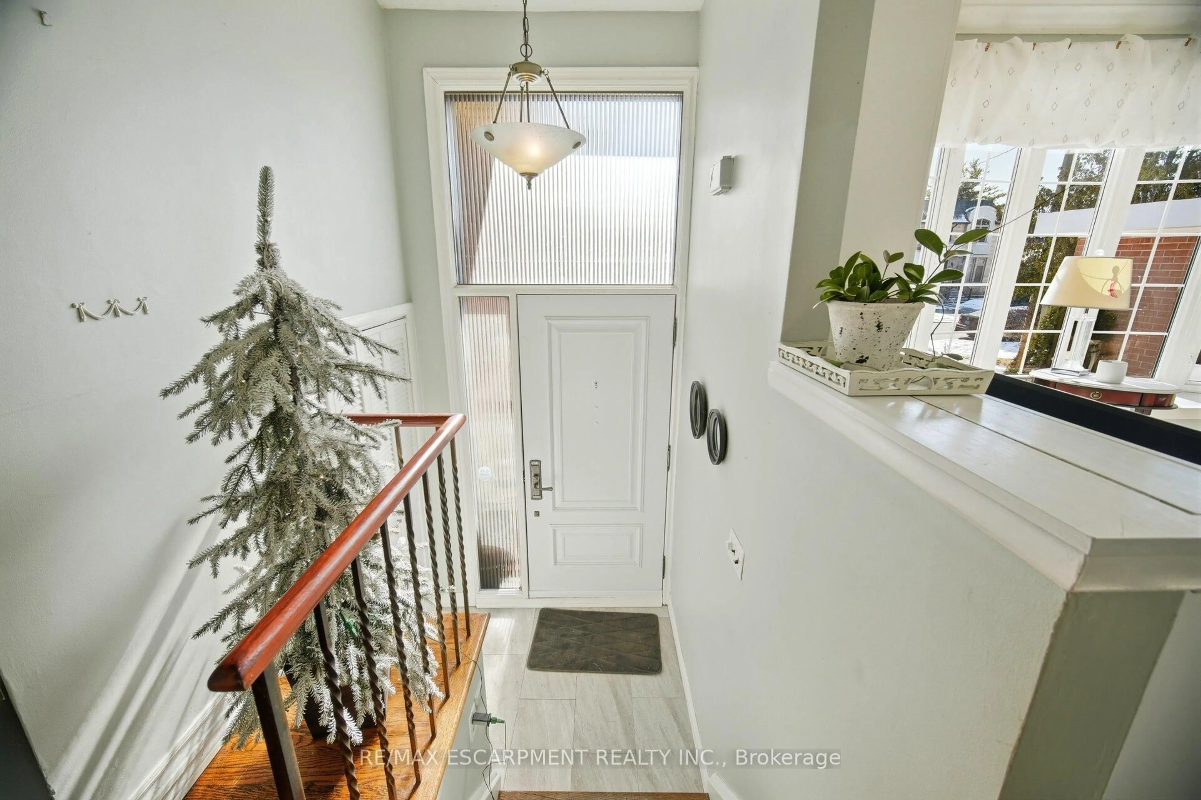 Indoor entryway for 487 Wellington Cres, Oakville Ontario L6L 4X6