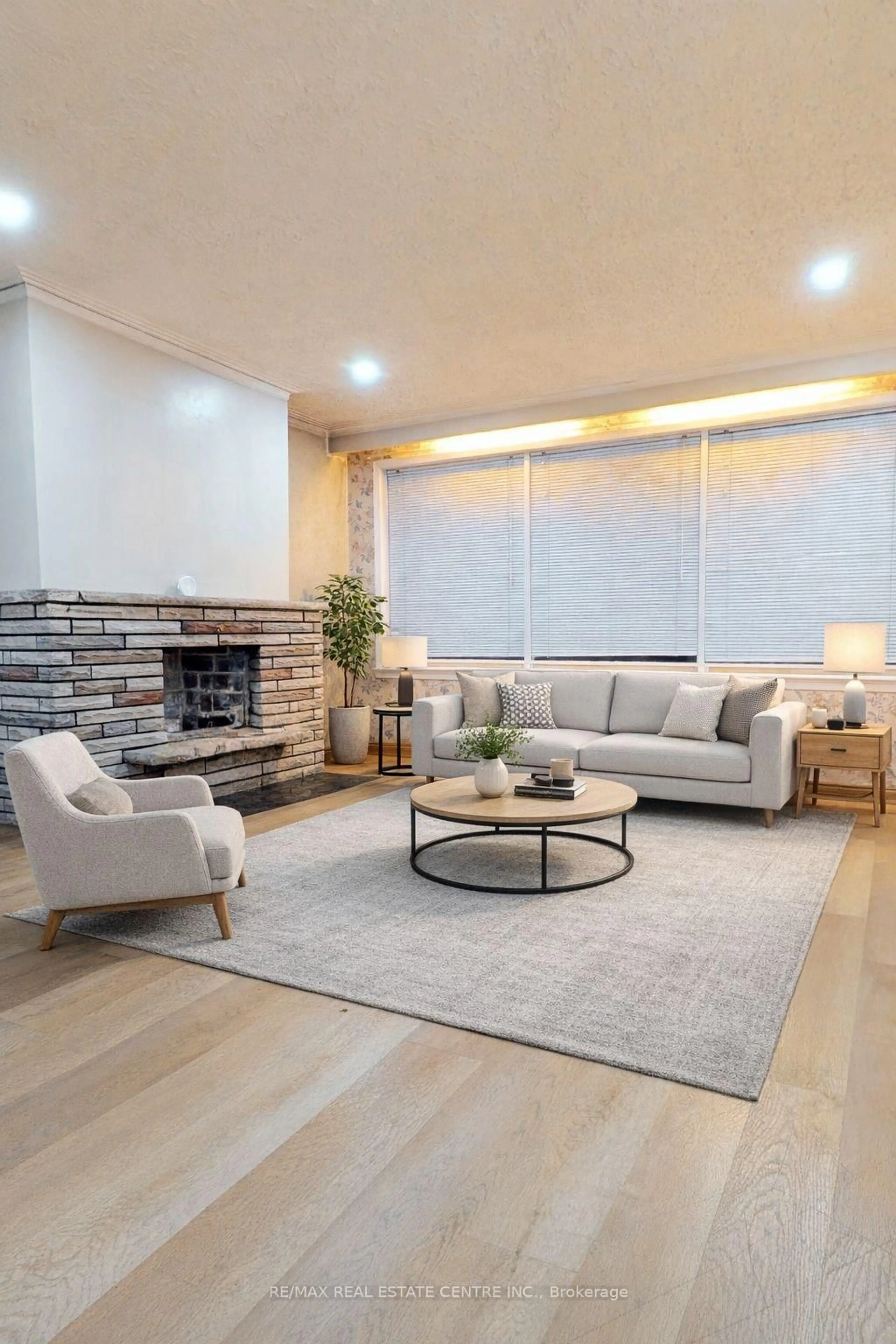 Living room with furniture, unknown for 593 Indian Rd, Mississauga Ontario L5H 1R1