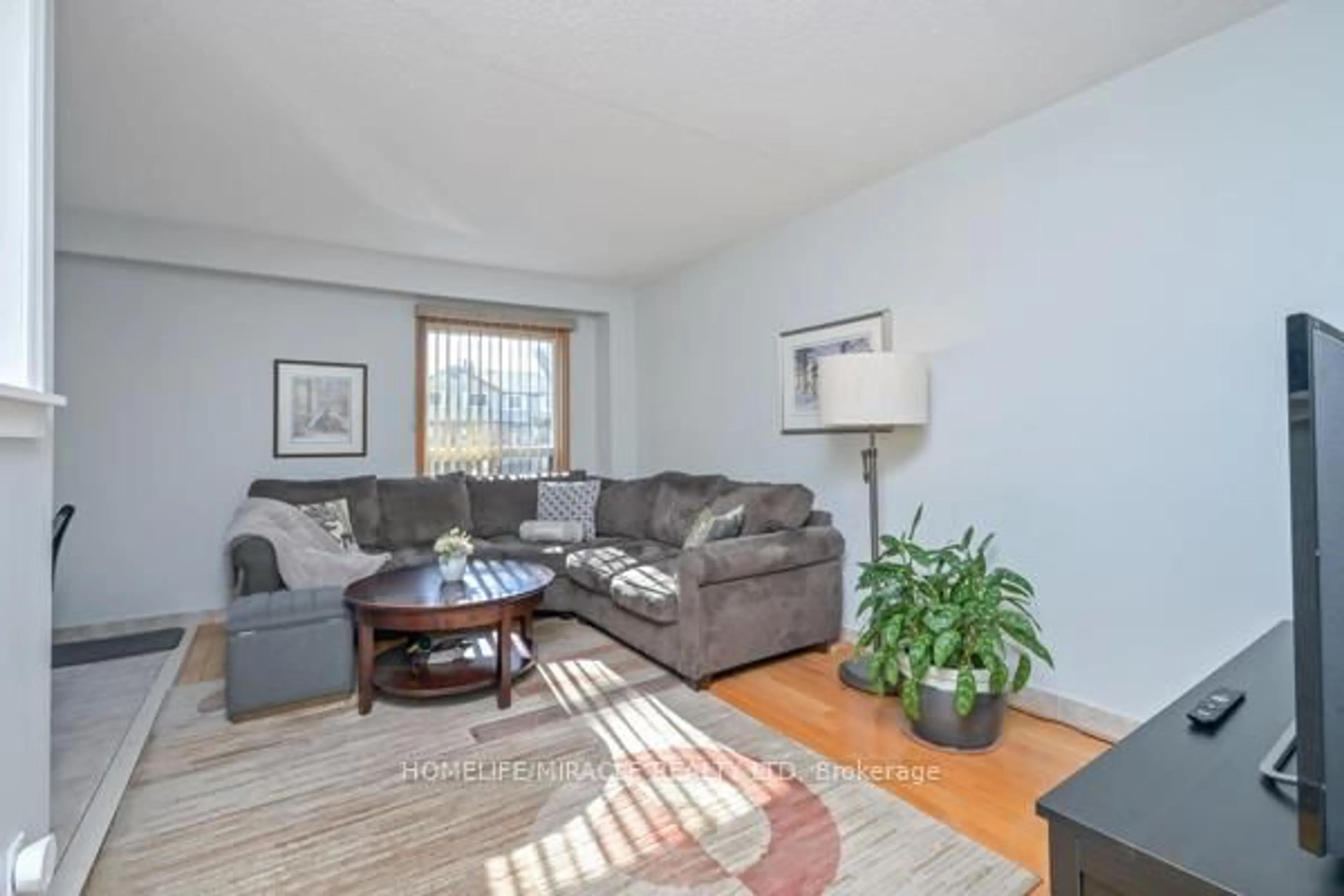 Living room with furniture, wood/laminate floor for 121 Falconer Dr #27, Mississauga Ontario L5N 2K8