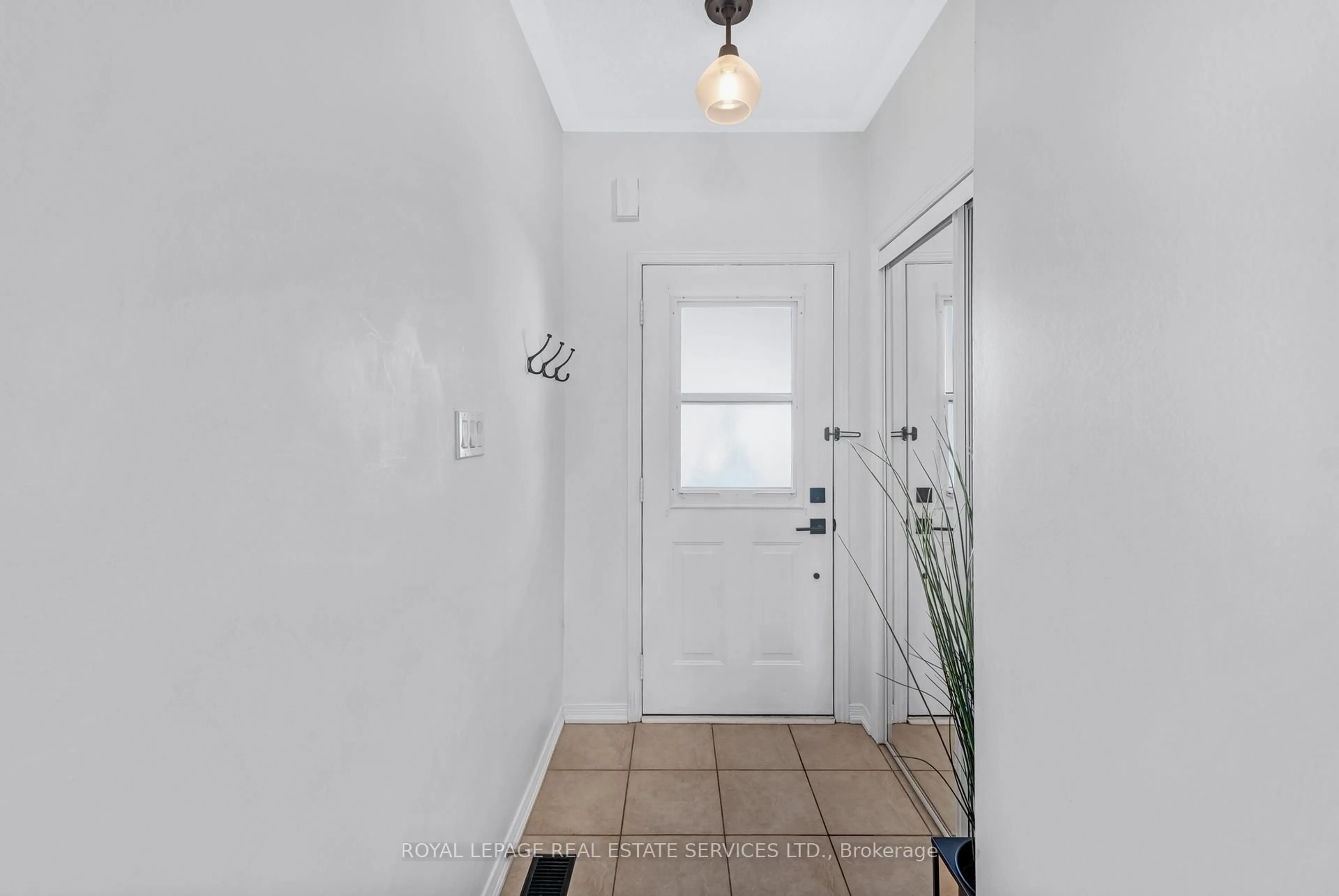 Indoor entryway for 1824 McCoy Ave, Burlington Ontario L7L 7M1