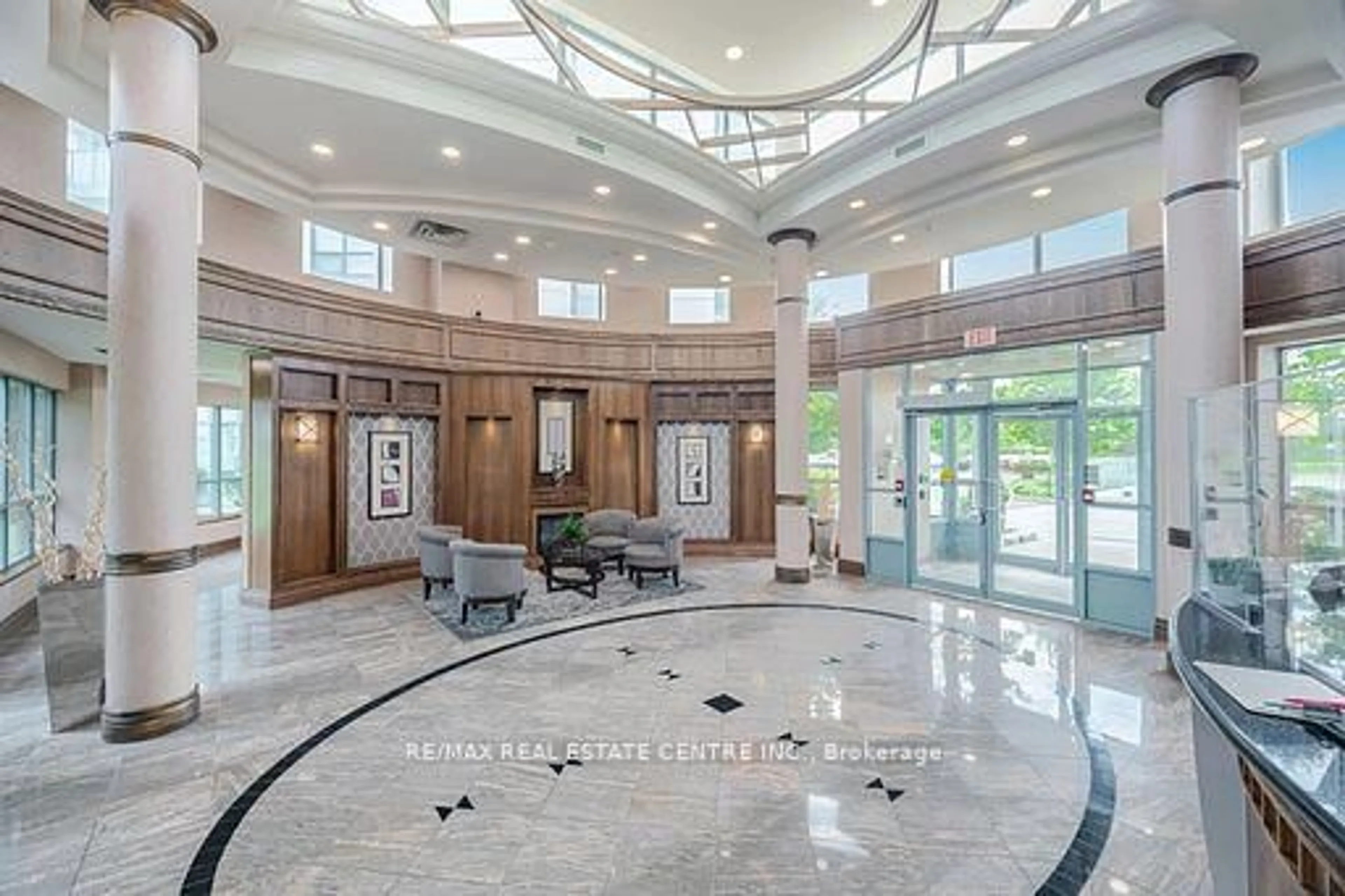 Indoor foyer for 4850 Glen Erin Dr #109, Mississauga Ontario L5M 7S1