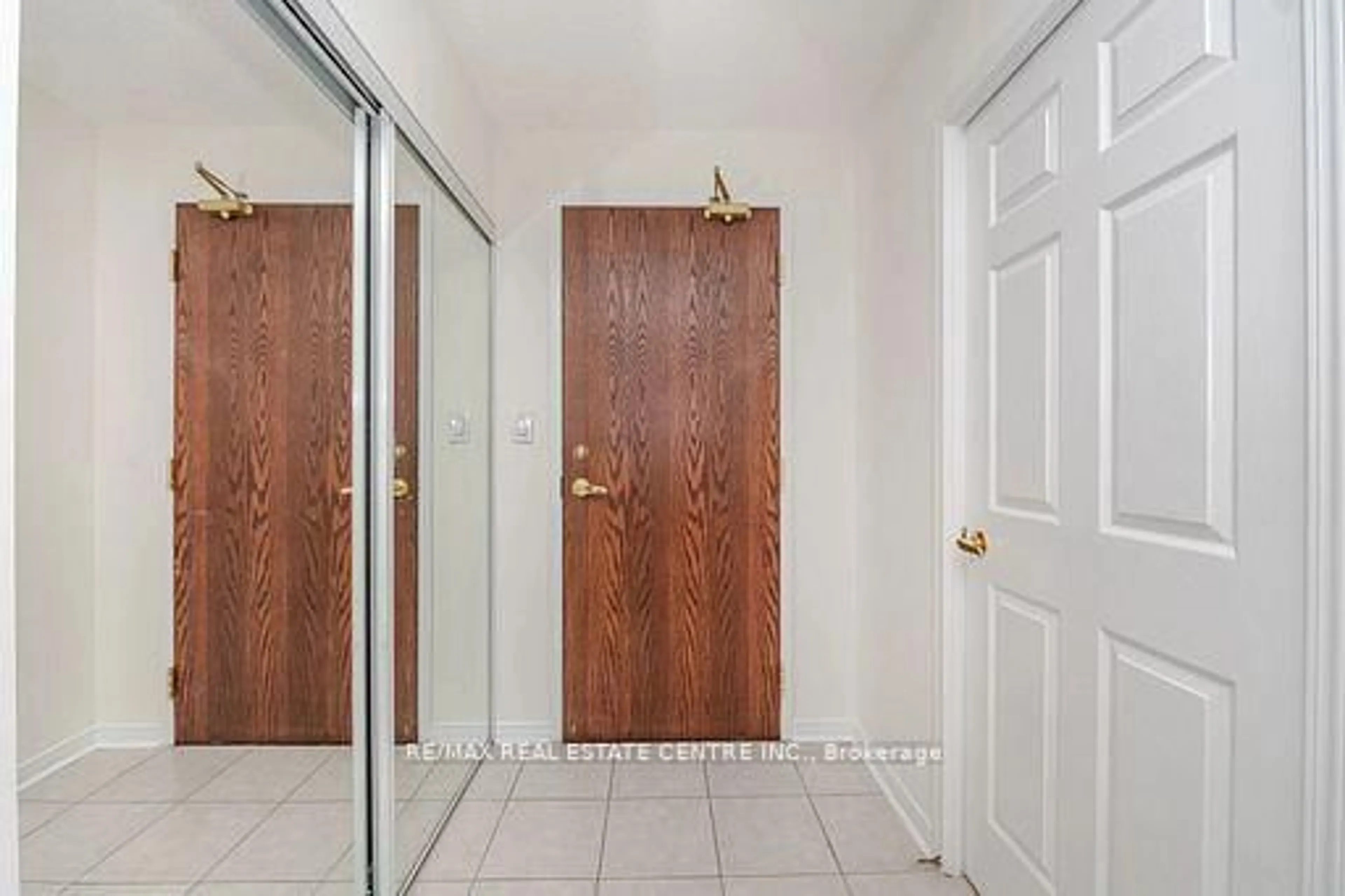 Indoor entryway for 4850 Glen Erin Dr #109, Mississauga Ontario L5M 7S1