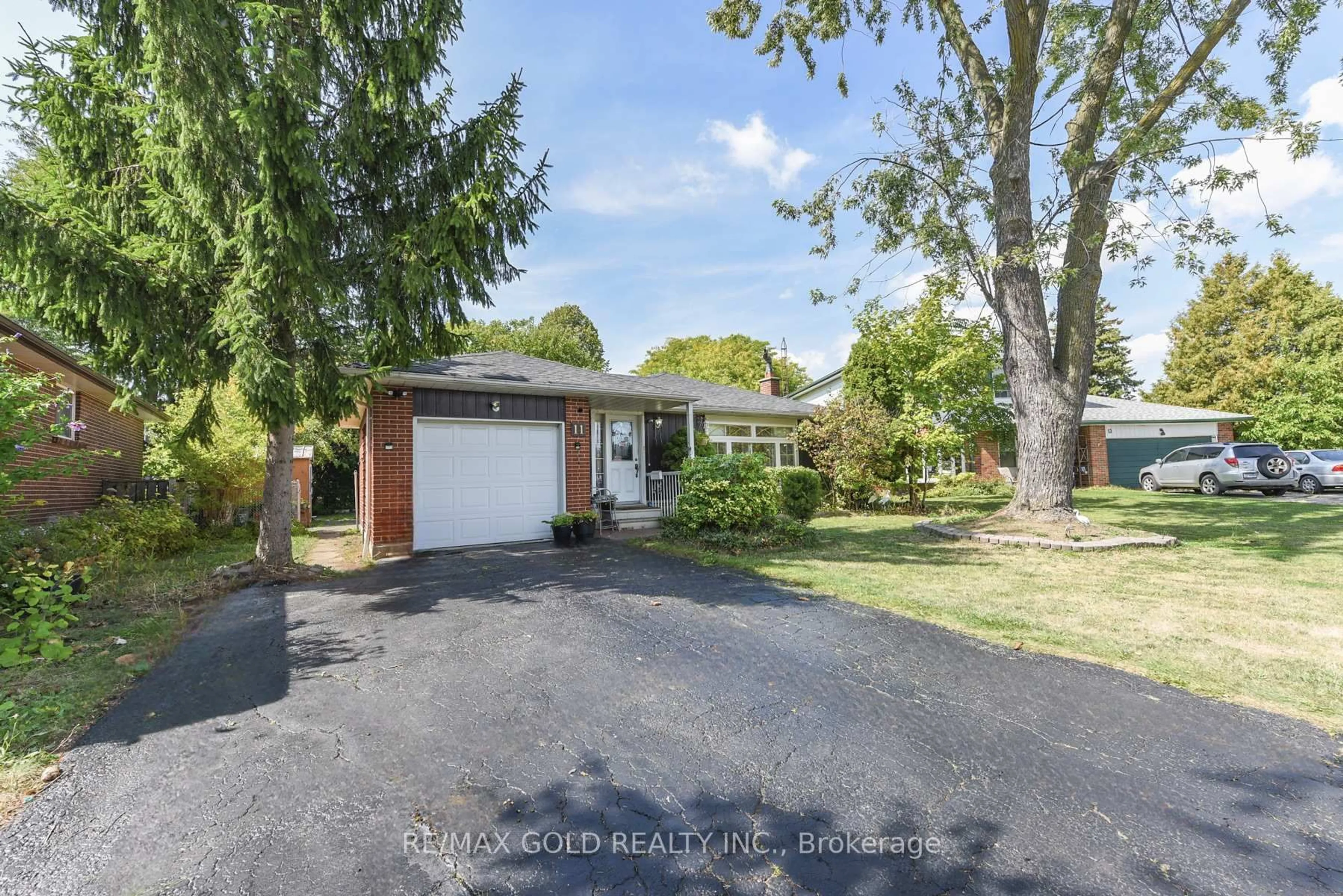 A pic from outside/outdoor area/front of a property/back of a property/a pic from drone, street for 11 Dudley Pl, Brampton Ontario L6T 3C2
