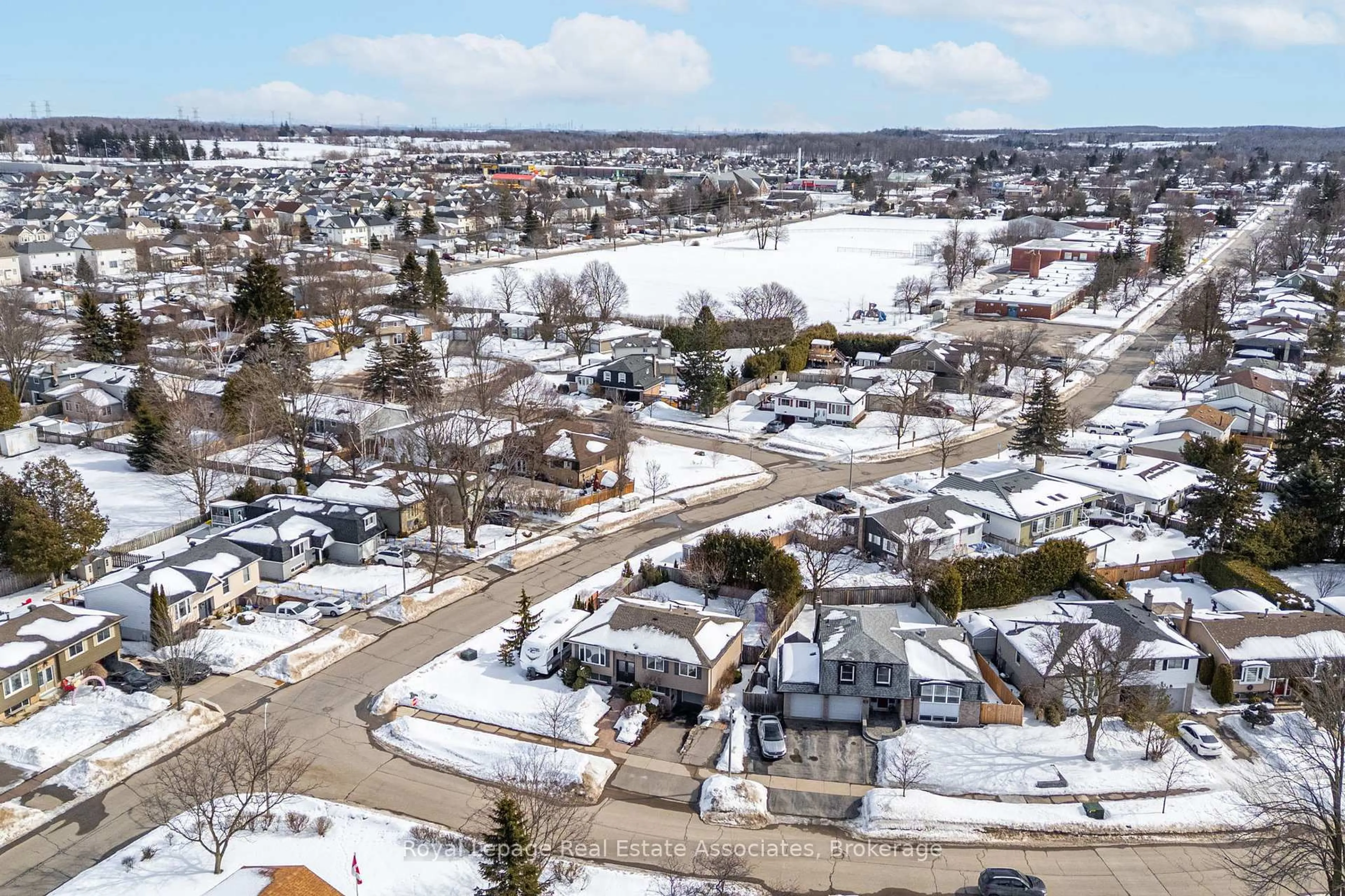 A pic from outside/outdoor area/front of a property/back of a property/a pic from drone, street for 29 Norman Ave, Halton Hills Ontario L7J 2R6