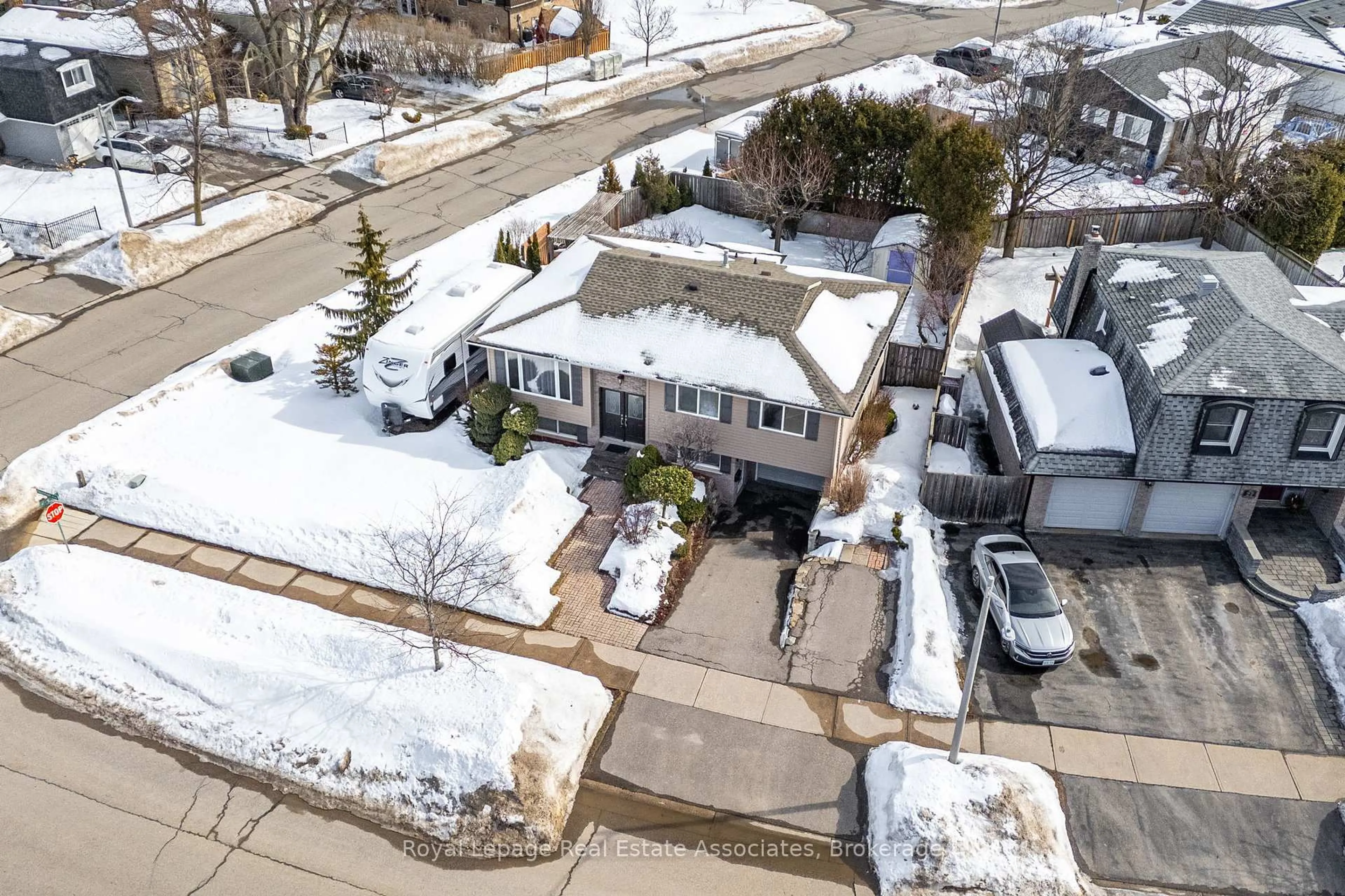 A pic from outside/outdoor area/front of a property/back of a property/a pic from drone, street for 29 Norman Ave, Halton Hills Ontario L7J 2R6
