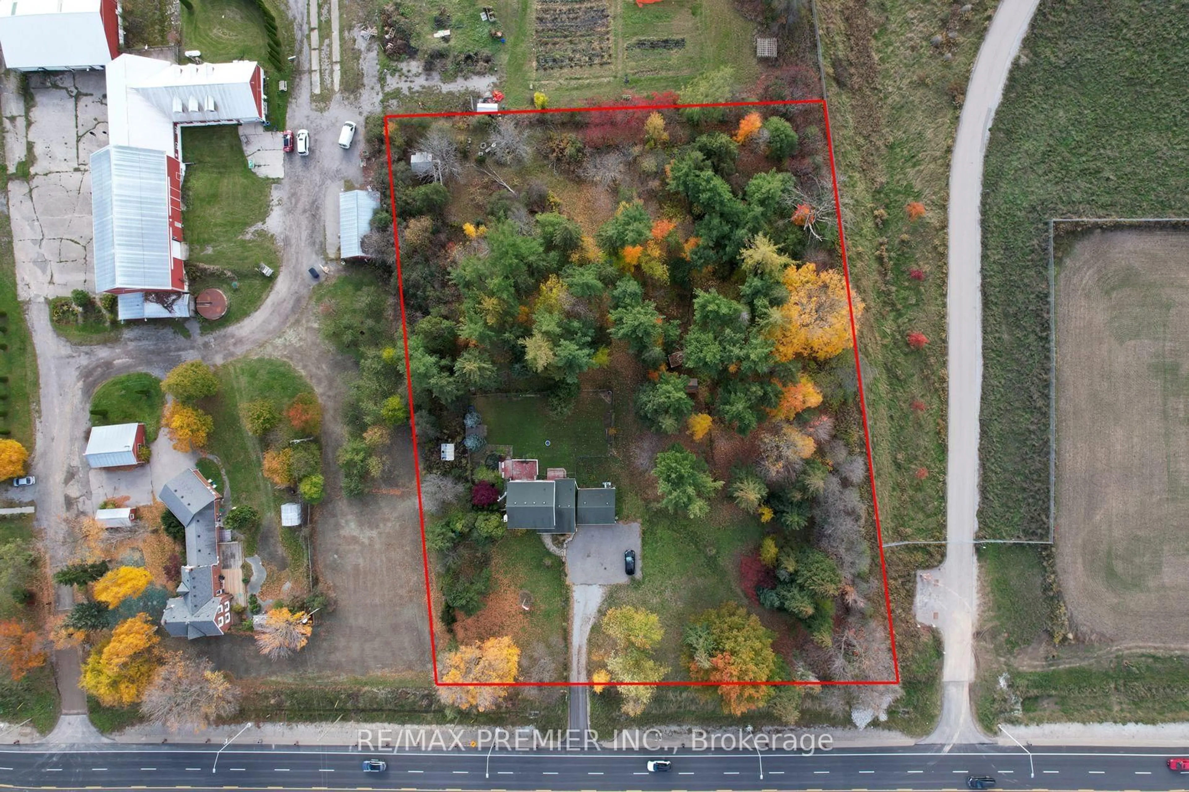 A pic from outside/outdoor area/front of a property/back of a property/a pic from drone, street for 9190 Trafalgar Rd, Halton Hills Ontario L7G 4S5