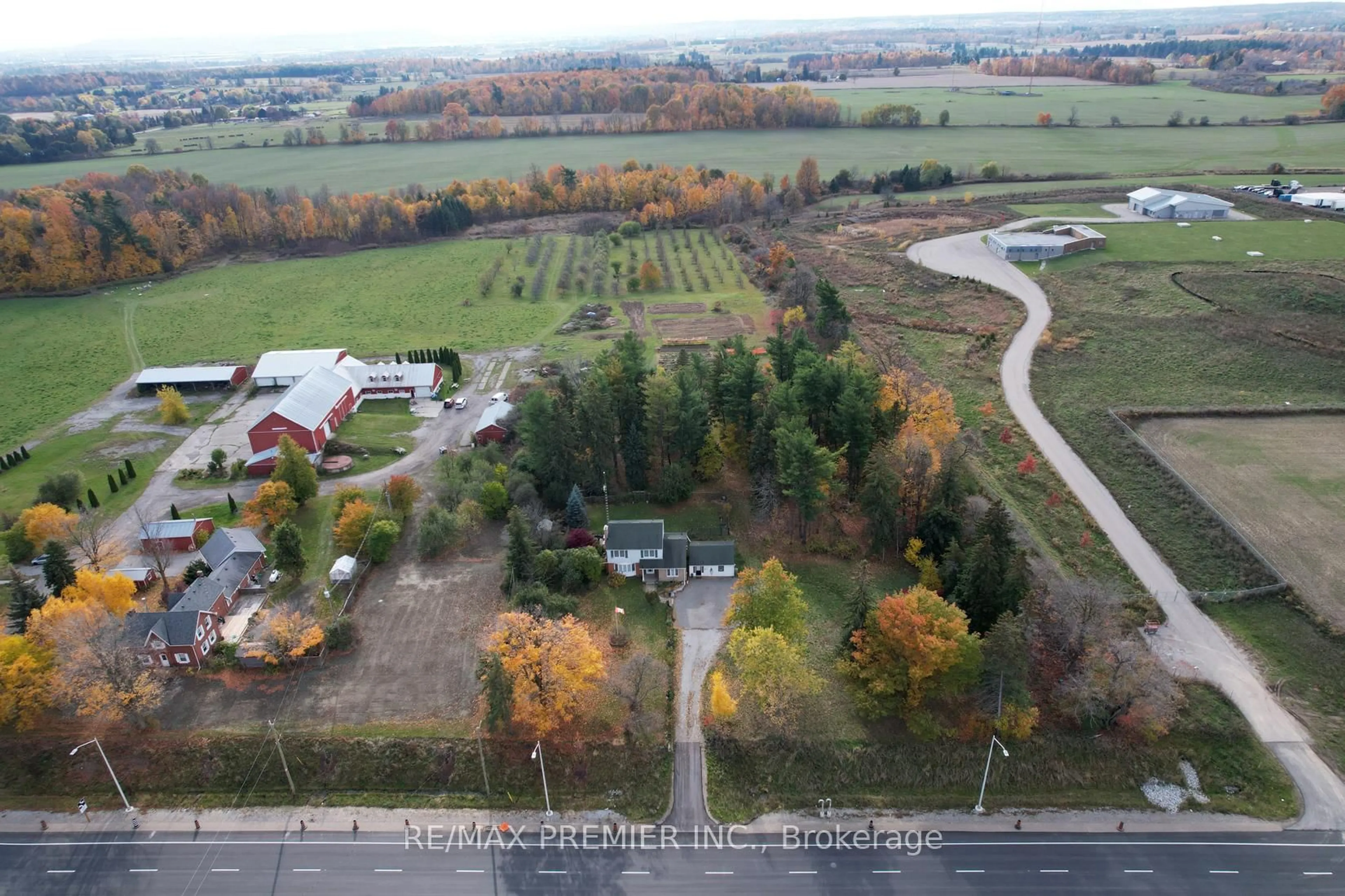 A pic from outside/outdoor area/front of a property/back of a property/a pic from drone, unknown for 9190 Trafalgar Rd, Halton Hills Ontario L7G 4S5