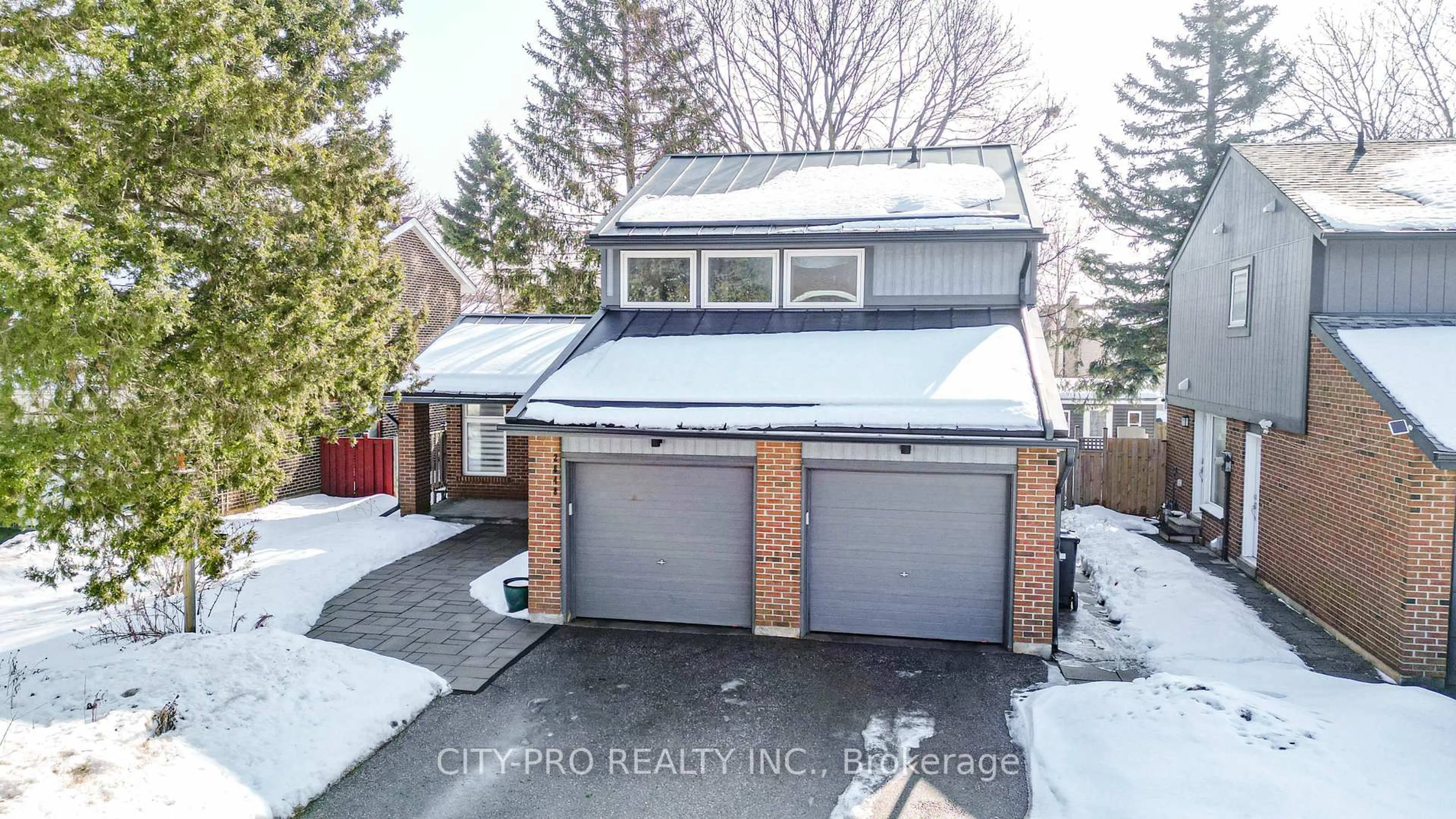 A pic from outside/outdoor area/front of a property/back of a property/a pic from drone, street for 2848 Windwood Dr, Mississauga Ontario L5N 1W6