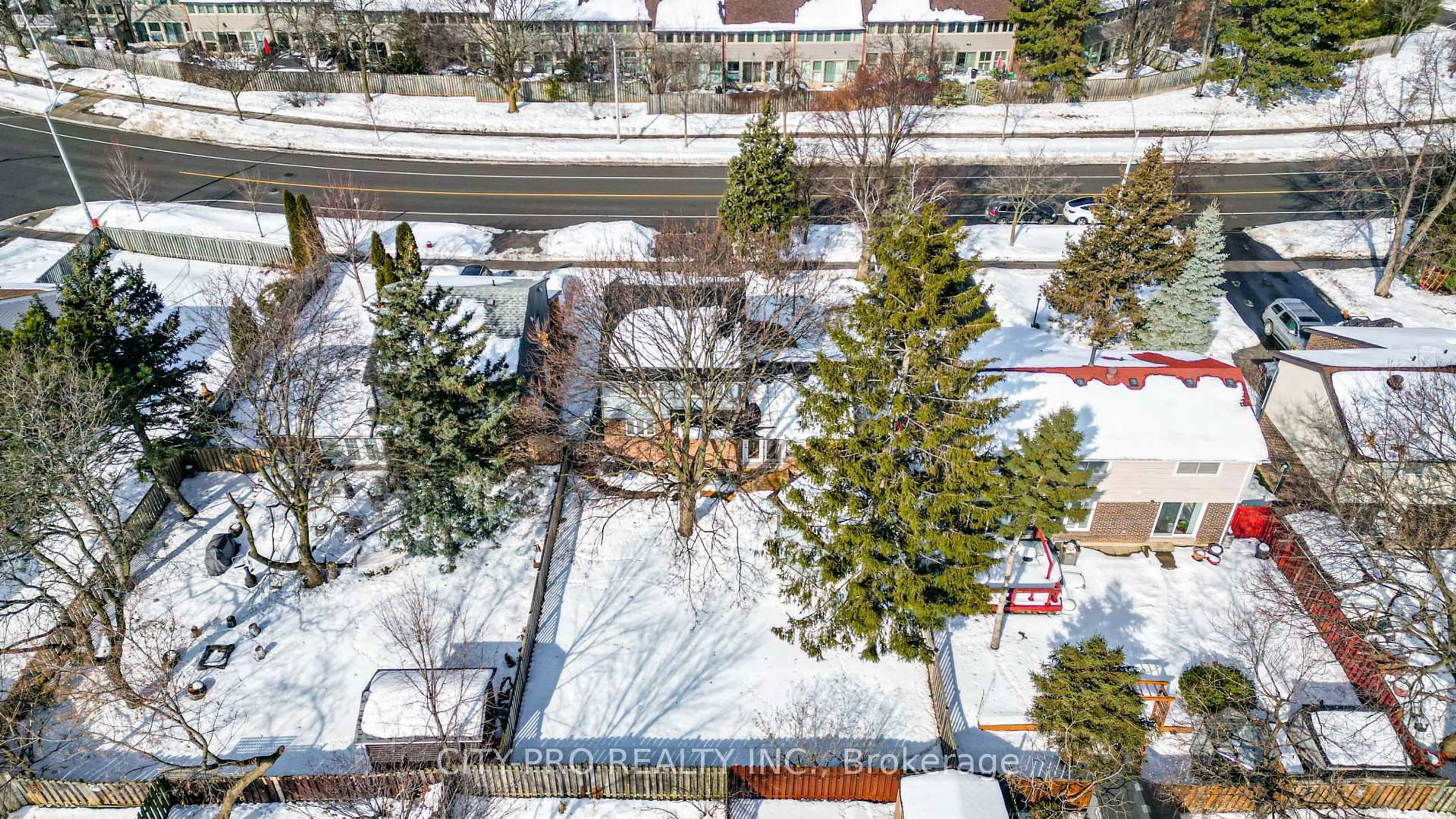 A pic from outside/outdoor area/front of a property/back of a property/a pic from drone, city buildings view from balcony for 2848 Windwood Dr, Mississauga Ontario L5N 1W6