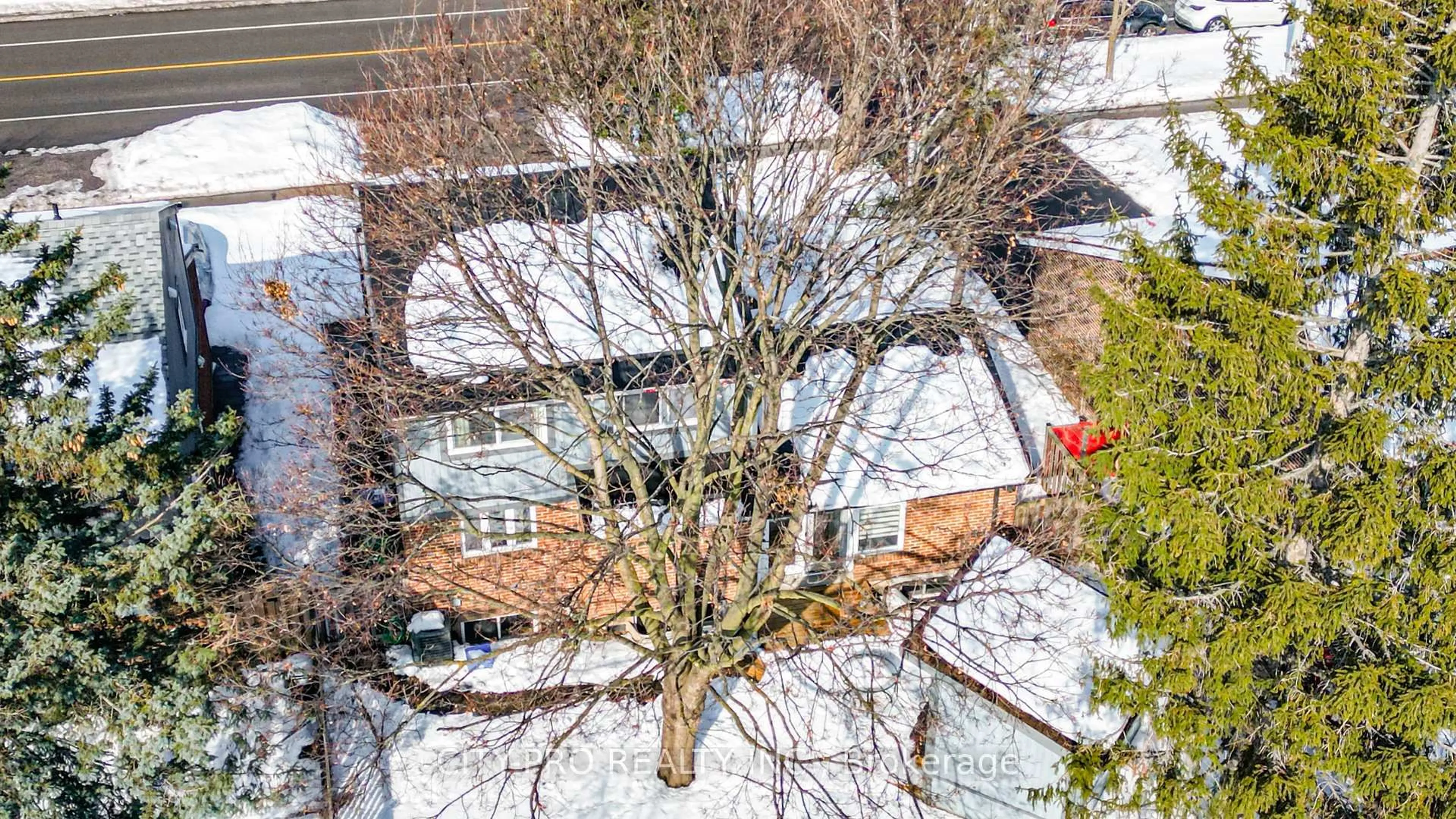 A pic from outside/outdoor area/front of a property/back of a property/a pic from drone, unknown for 2848 Windwood Dr, Mississauga Ontario L5N 1W6