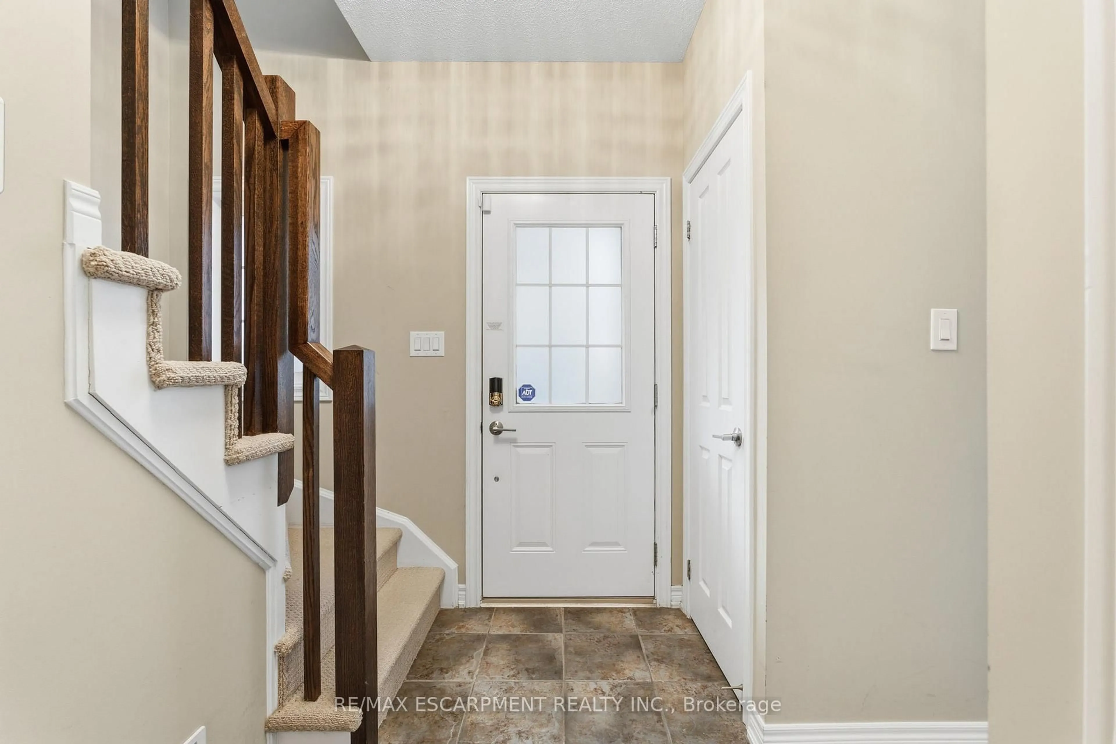 Indoor entryway for 1401 Plains Rd #80, Burlington Ontario L7R 0C2