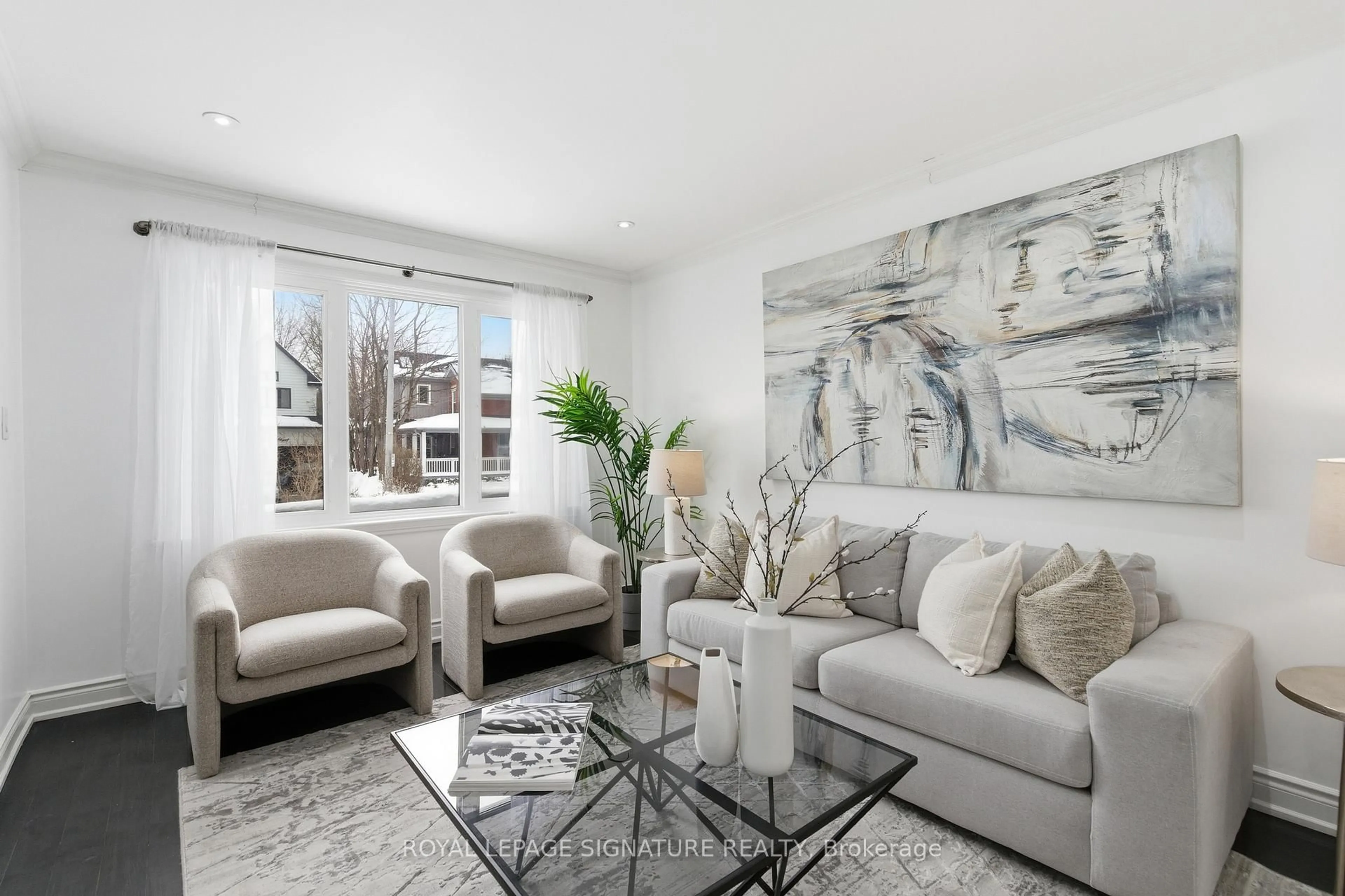 Living room with furniture, unknown for 26 Guest St, Brampton Ontario L6W 1T8