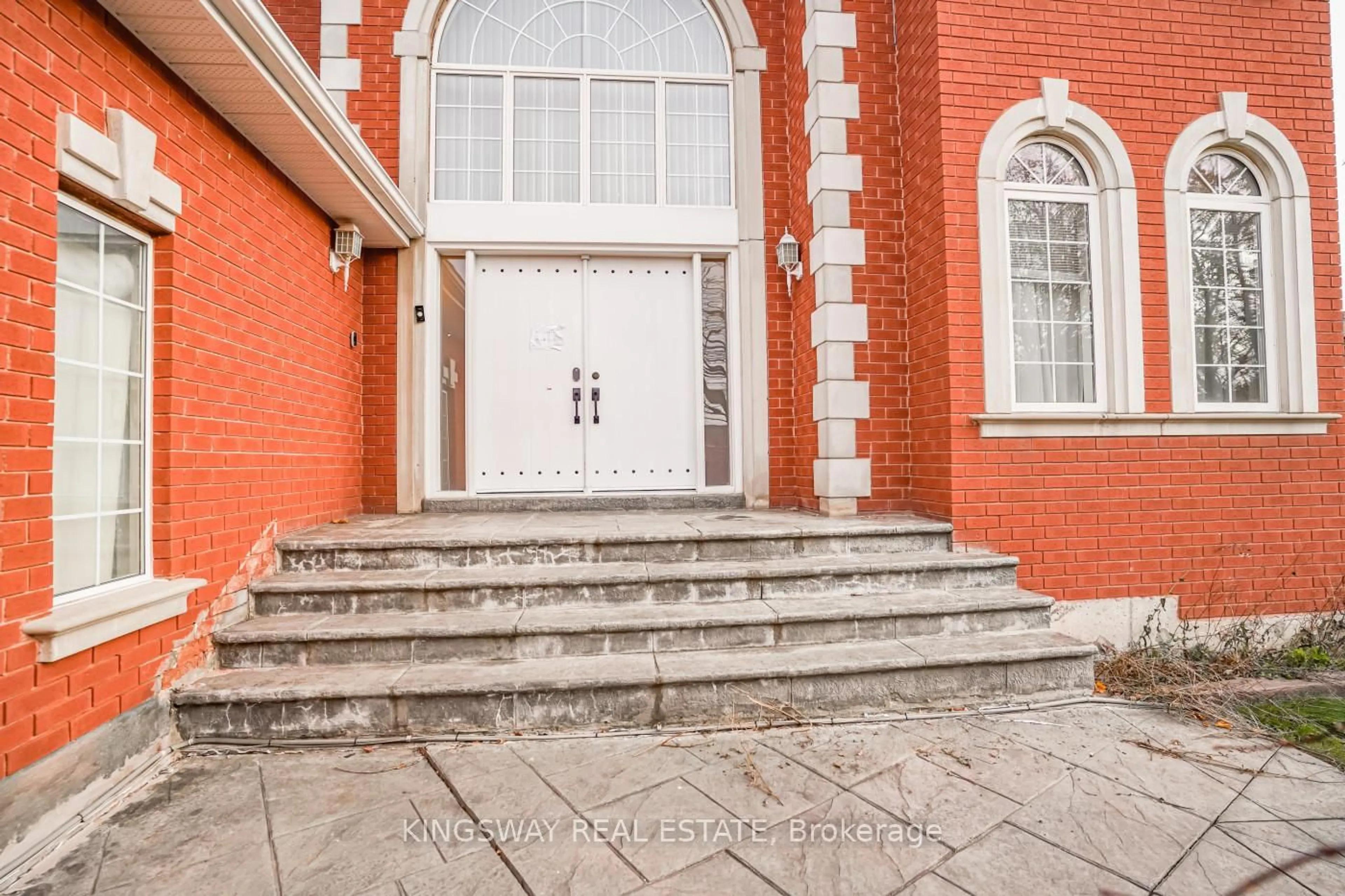 Indoor foyer for 5969 RAYSHAW Crt, Mississauga Ontario L5M 2P4