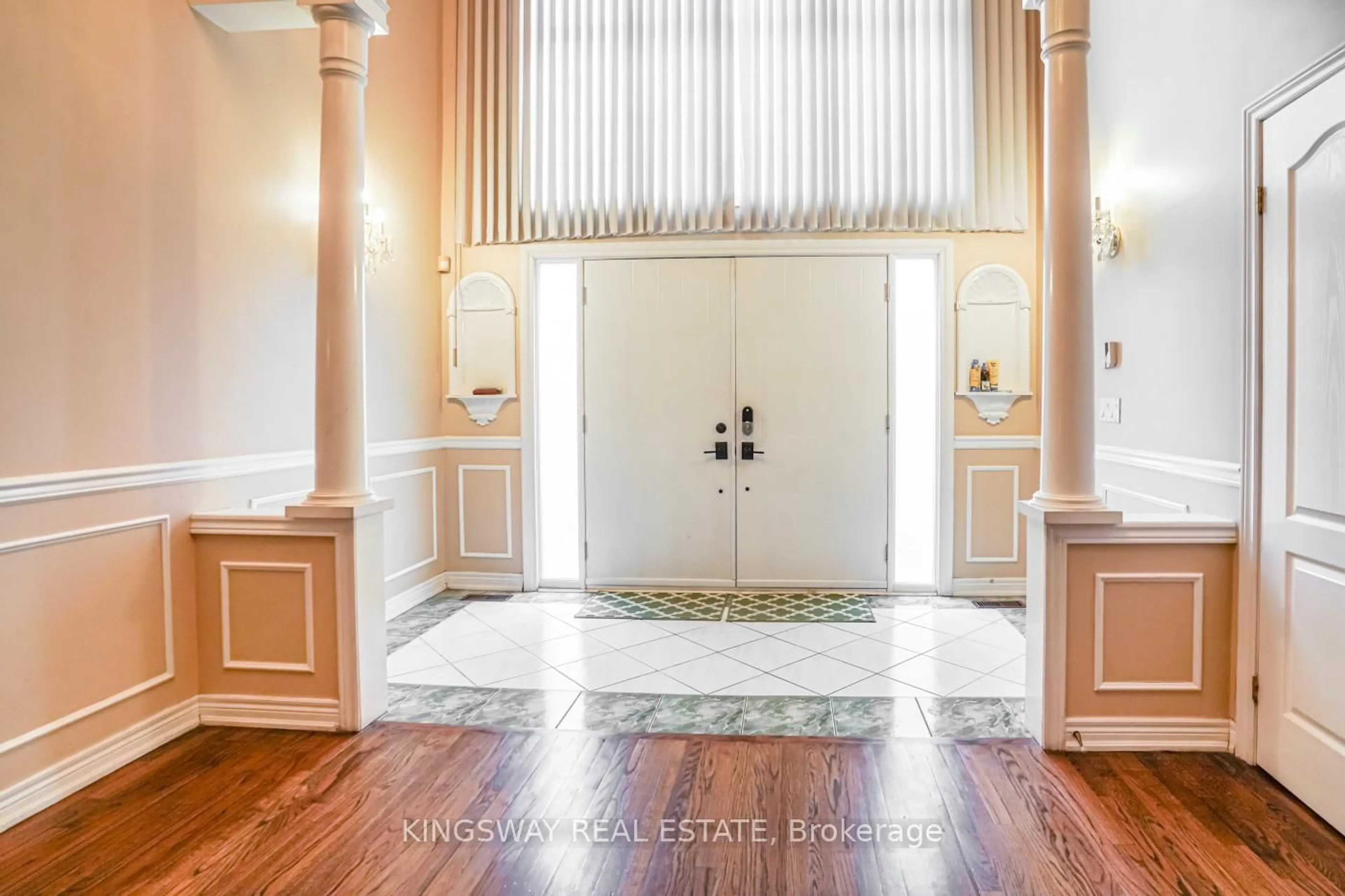 Indoor foyer for 5969 RAYSHAW Crt, Mississauga Ontario L5M 2P4
