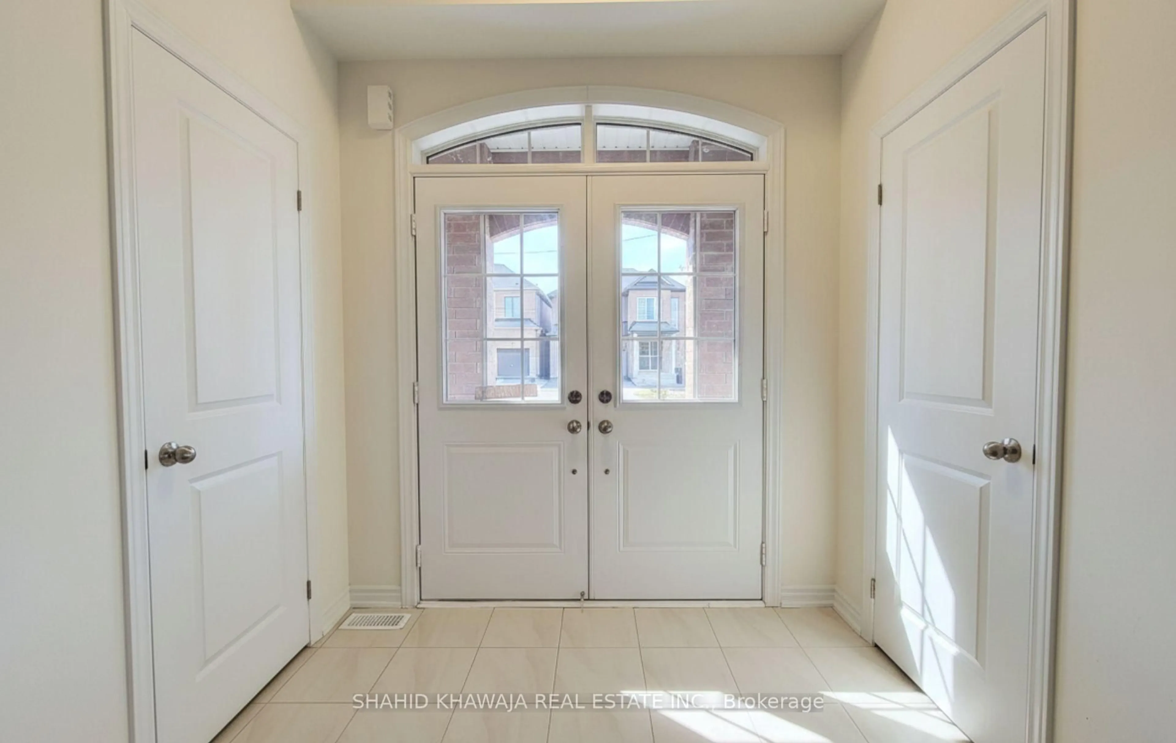 Indoor entryway for 322 Valleyway Dr, Brampton Ontario L6X 0K7