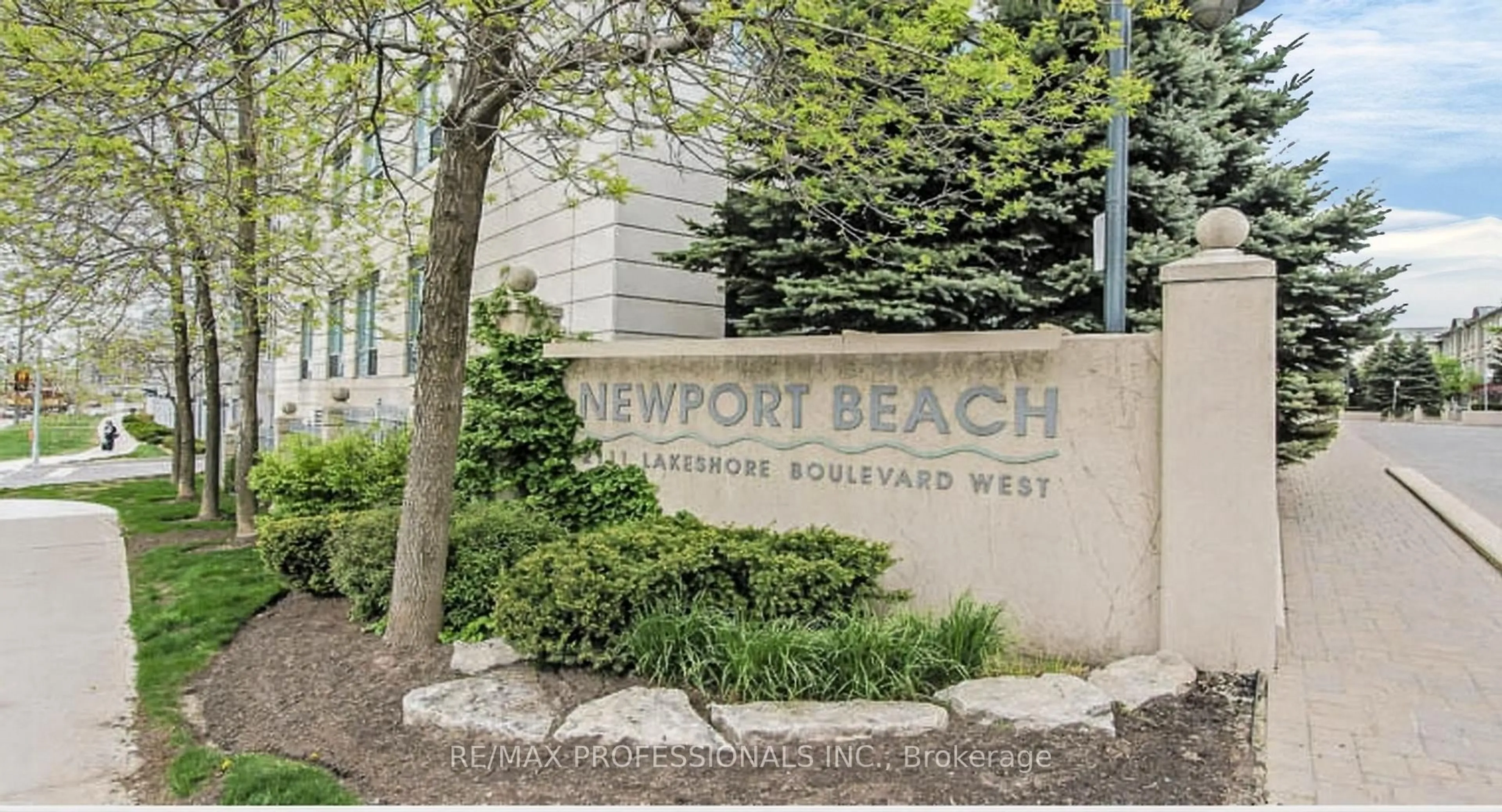 Indoor foyer for 2111 Lakeshore Blvd #812, Toronto Ontario M8V 4B2