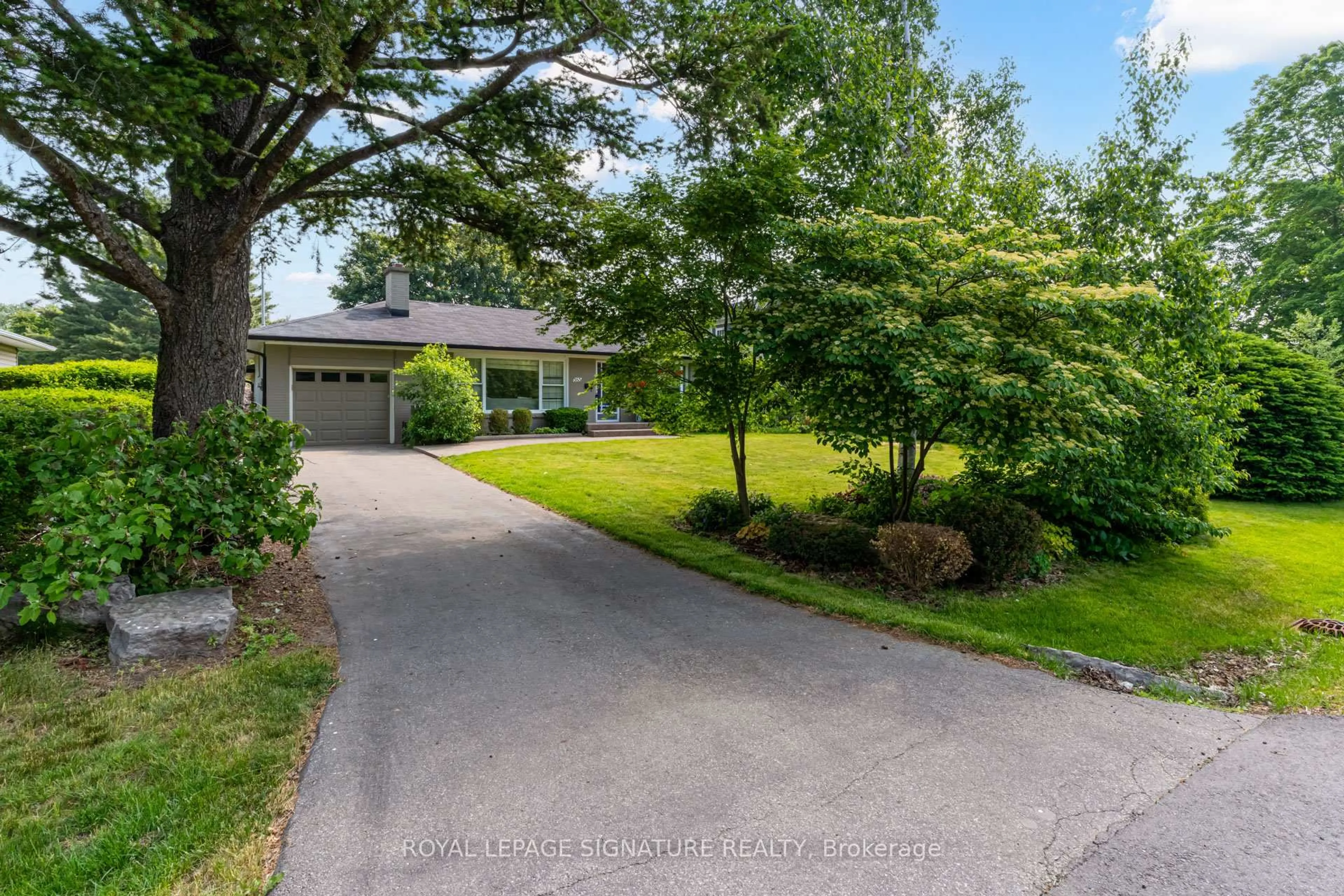 A pic from outside/outdoor area/front of a property/back of a property/a pic from drone, street for 383 Maplehurst Ave, Oakville Ontario L6L 4Y3