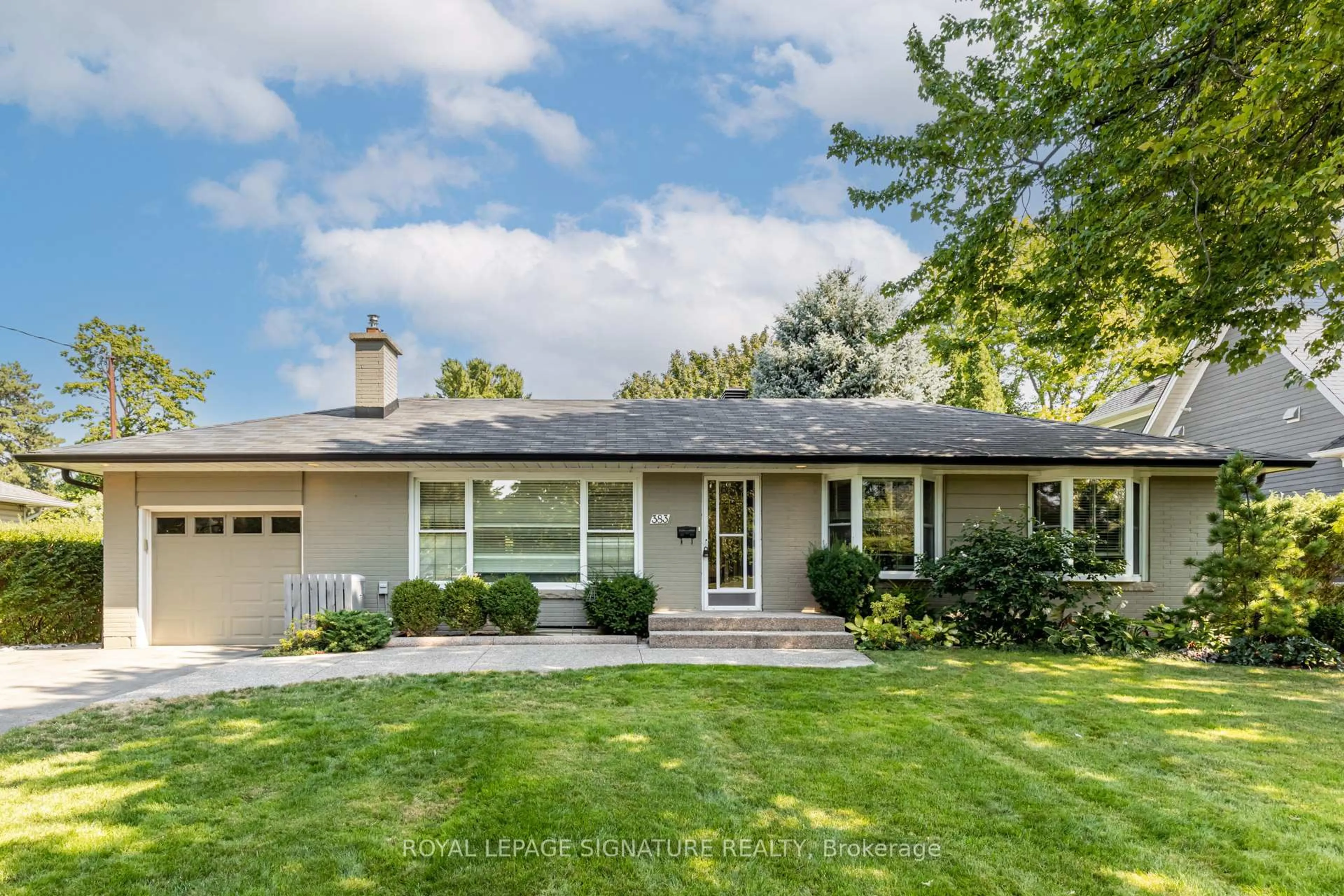 Home with vinyl exterior material, street for 383 Maplehurst Ave, Oakville Ontario L6L 4Y3