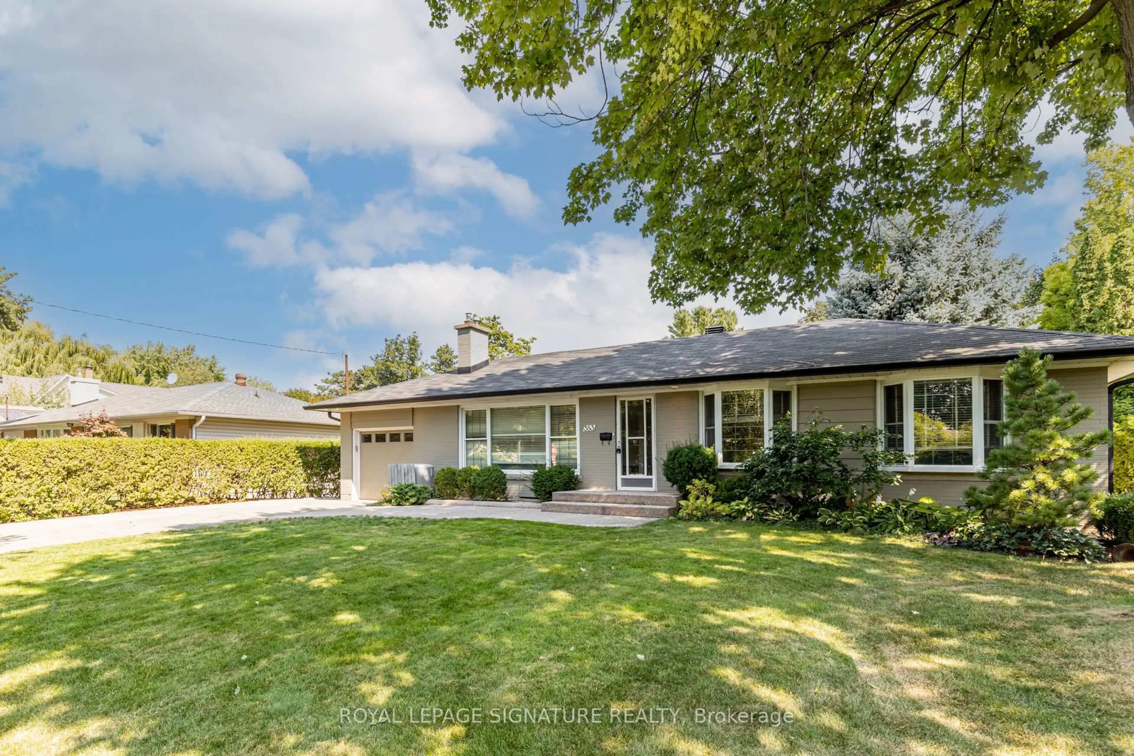 A pic from outside/outdoor area/front of a property/back of a property/a pic from drone, street for 383 Maplehurst Ave, Oakville Ontario L6L 4Y3