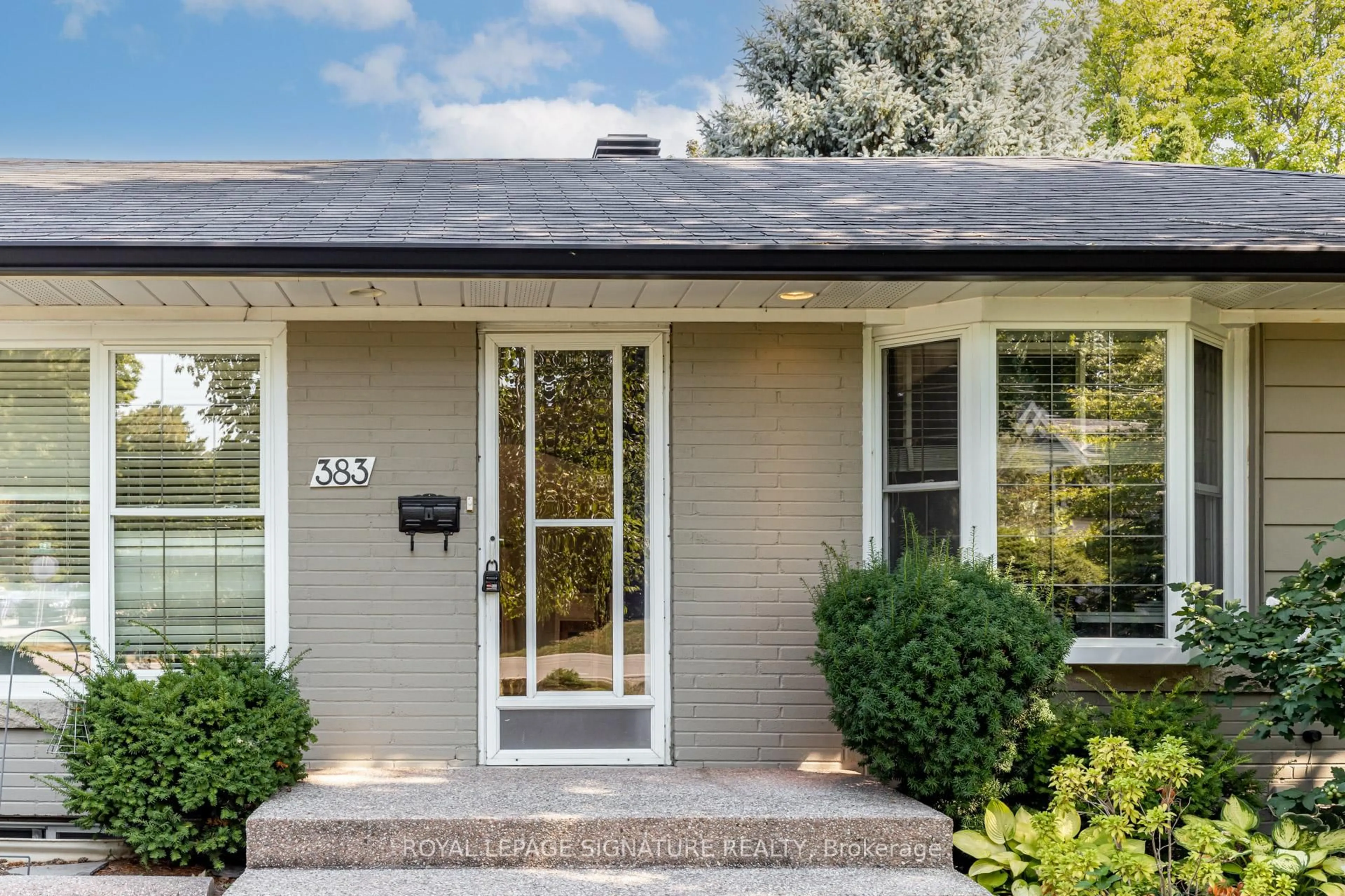 Home with vinyl exterior material, street for 383 Maplehurst Ave, Oakville Ontario L6L 4Y3