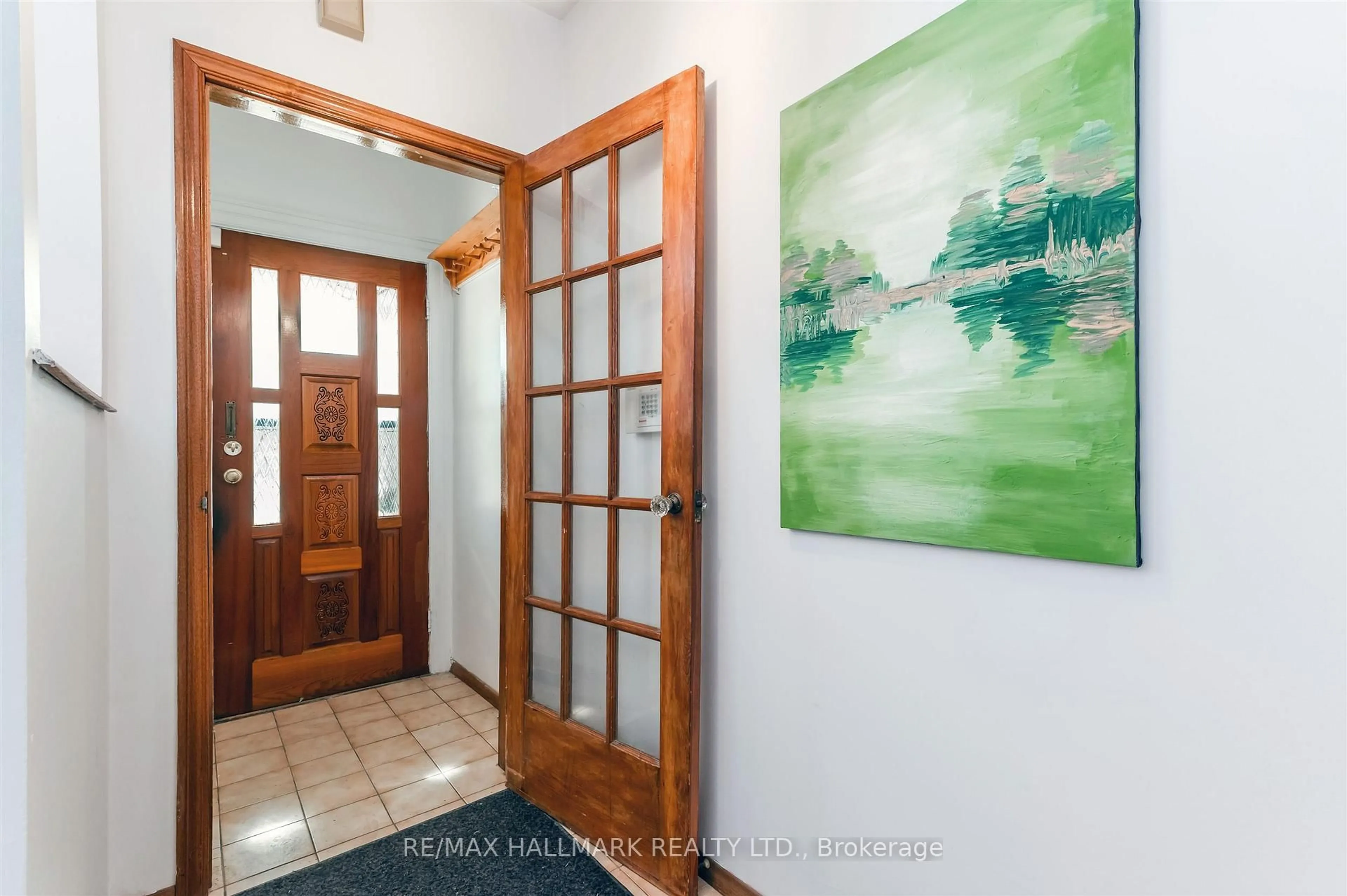 Indoor foyer for 4 Irene Ave, Toronto Ontario M6G 1M6