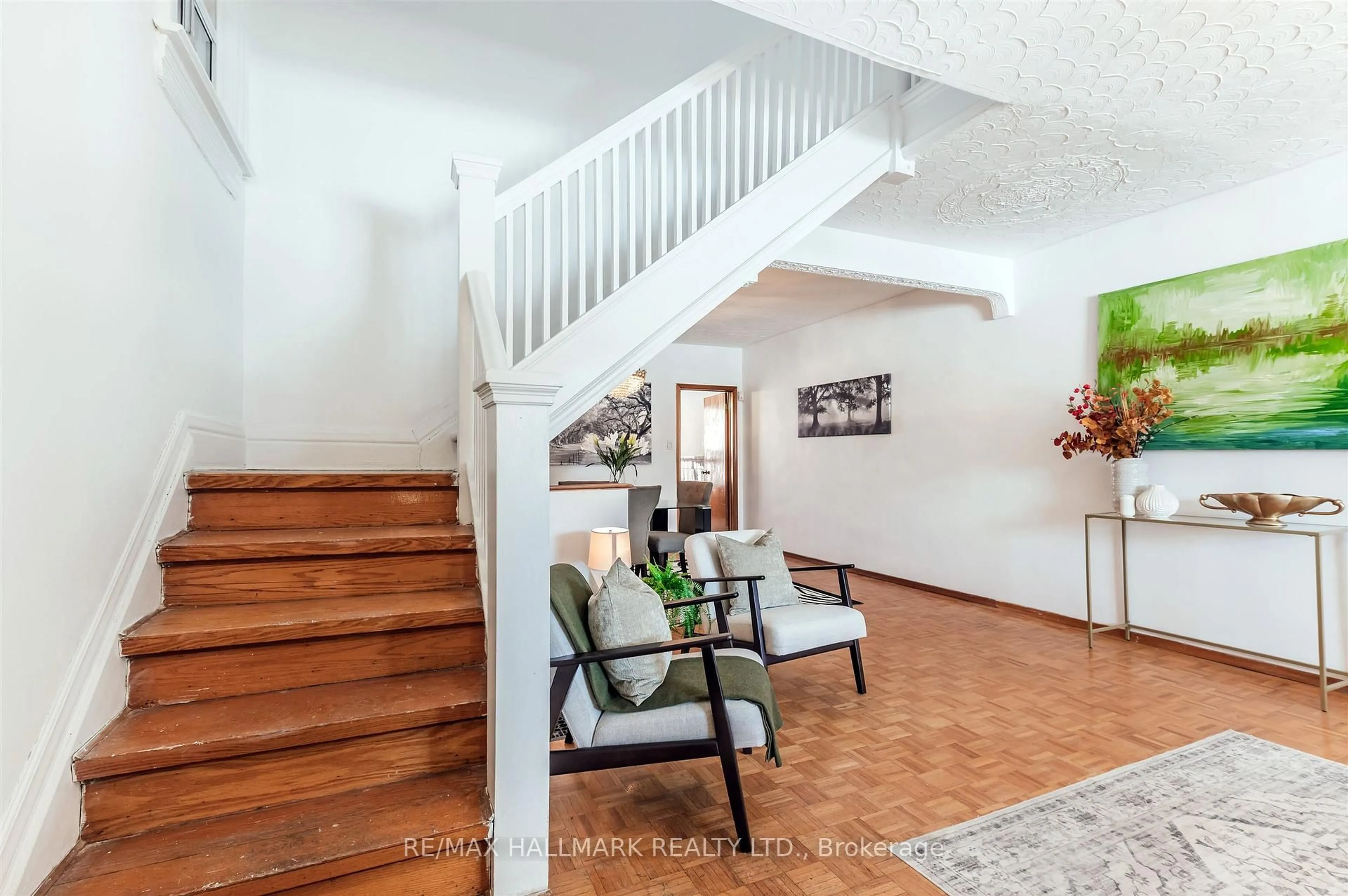 Indoor foyer for 4 Irene Ave, Toronto Ontario M6G 1M6