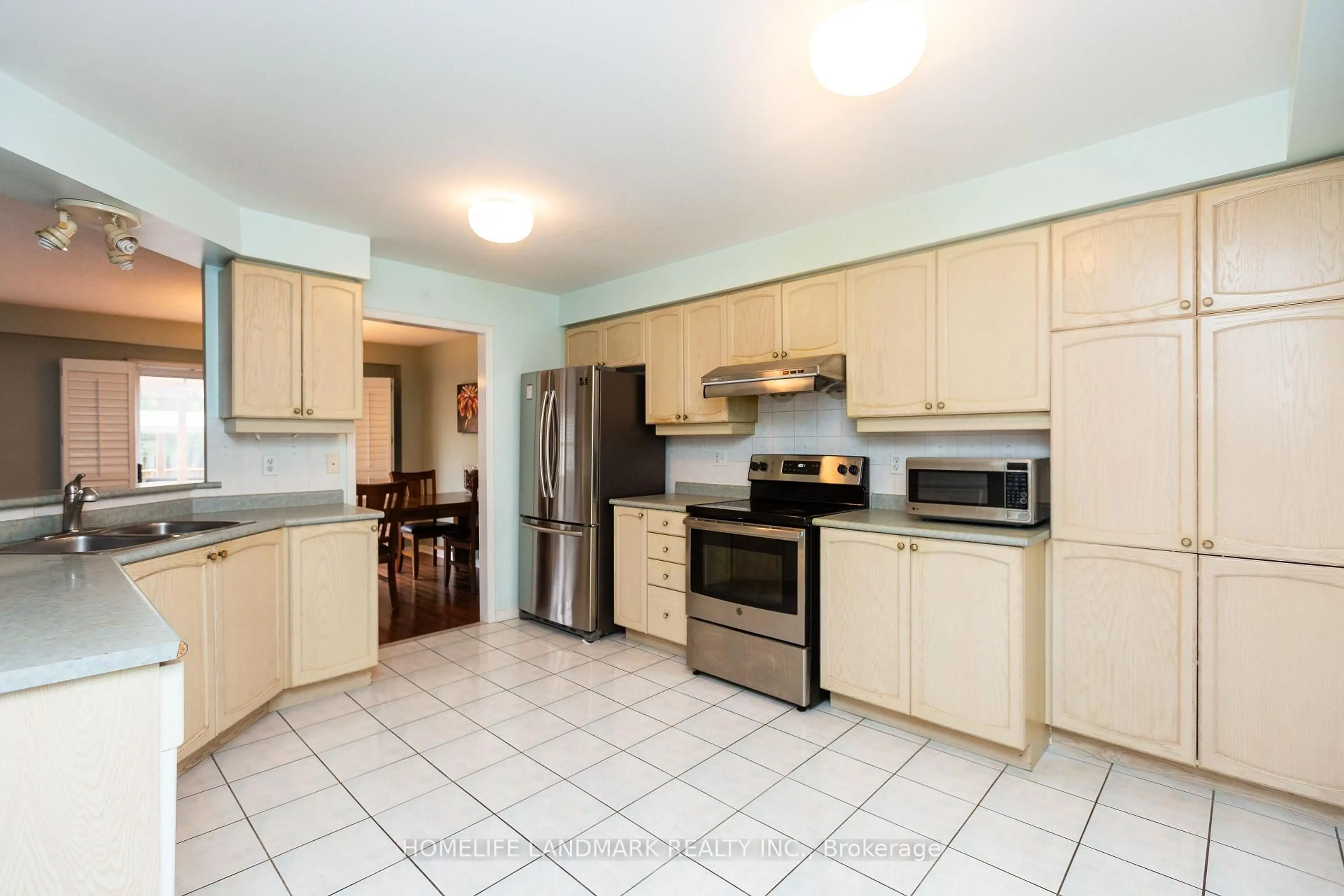 Standard kitchen, ceramic/tile floor for 5722 Greensboro Dr, Mississauga Ontario L5M 5T7