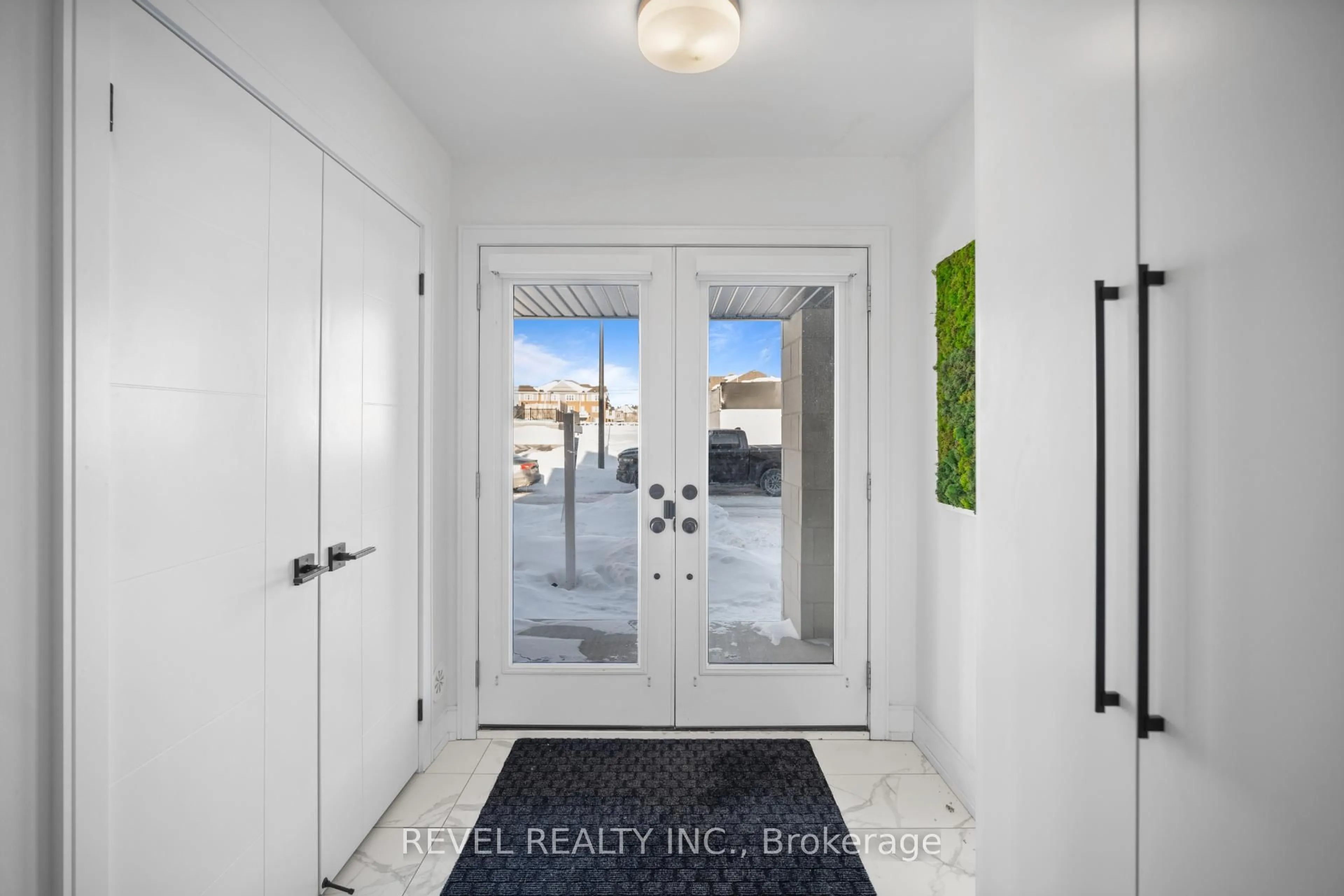 Indoor entryway for 1417 Clarriage Crt, Milton Ontario L9E 1L6