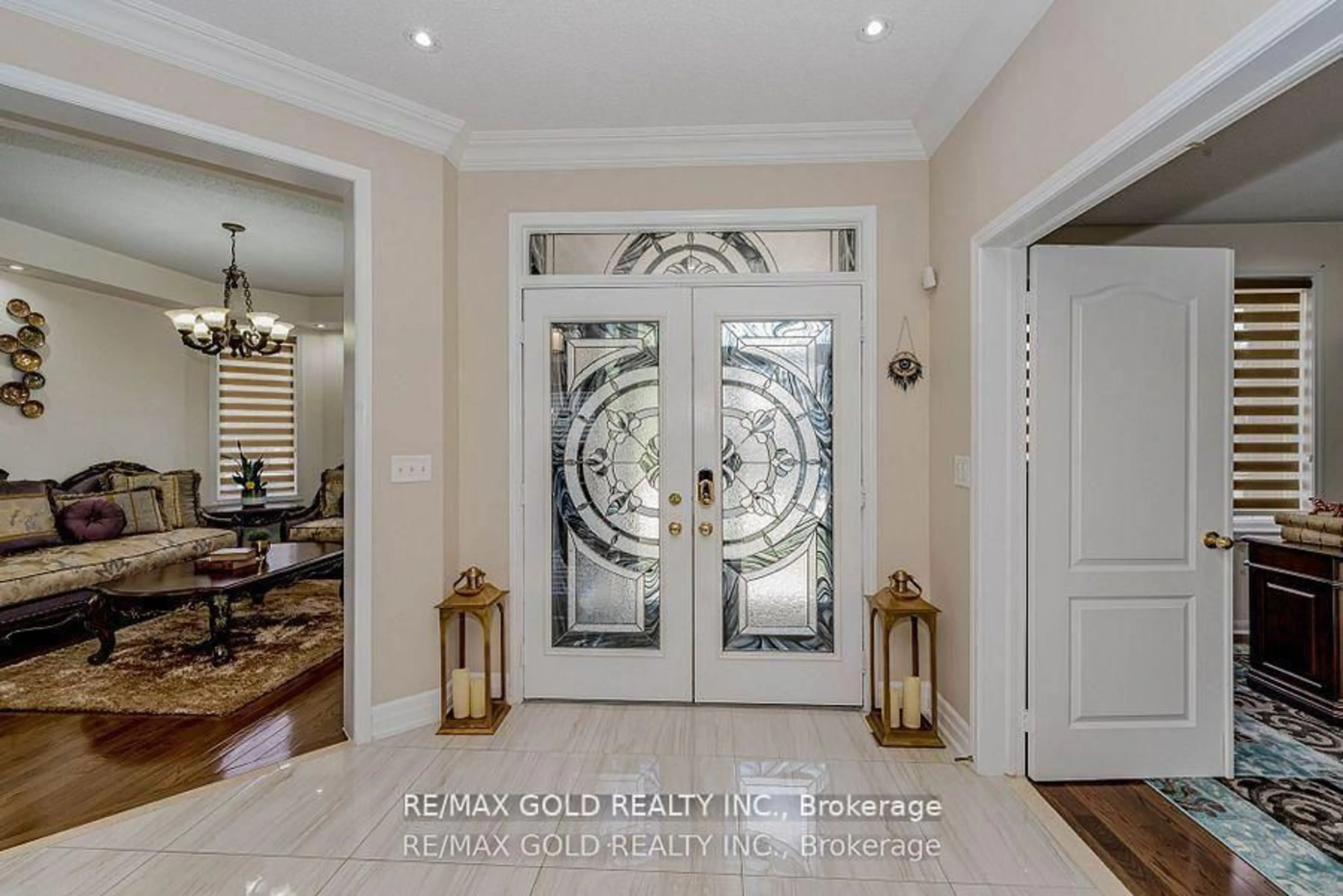 Indoor entryway for 28 Crocker Dr, Brampton Ontario L6P 1M8