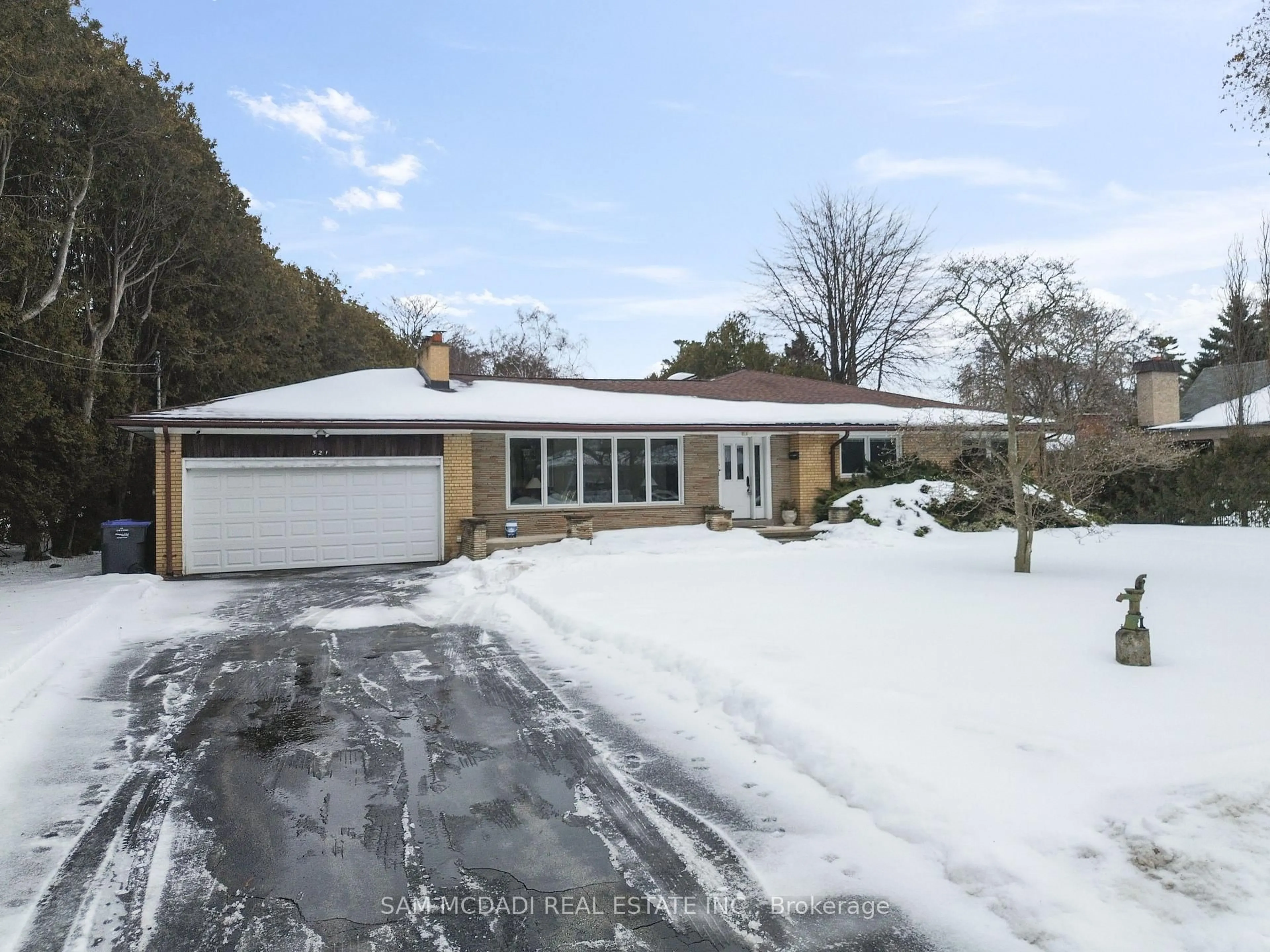 A pic from outside/outdoor area/front of a property/back of a property/a pic from drone, street for 521 Vanessa Cres, Mississauga Ontario L5H 2N4