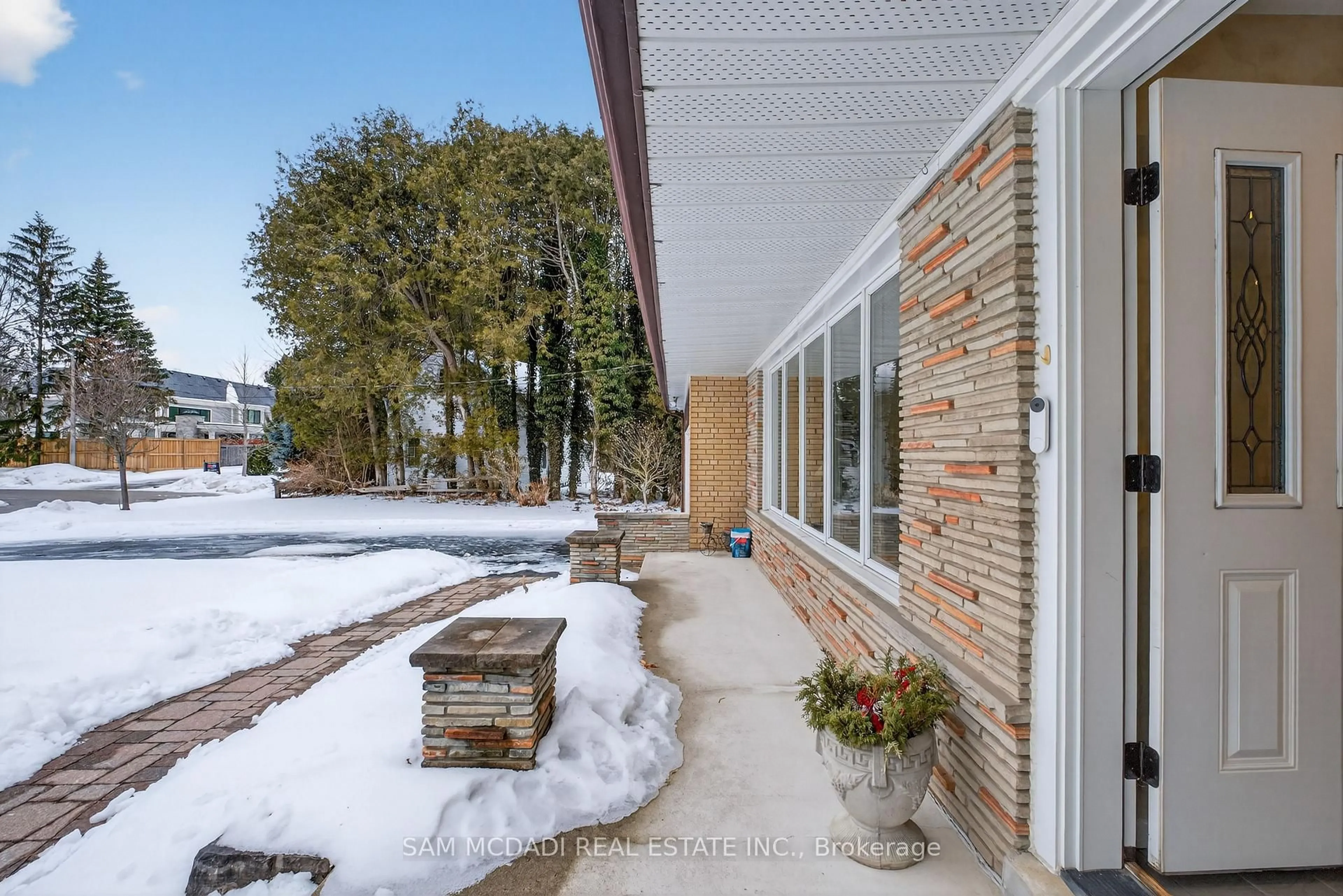 Patio, street for 521 Vanessa Cres, Mississauga Ontario L5H 2N4