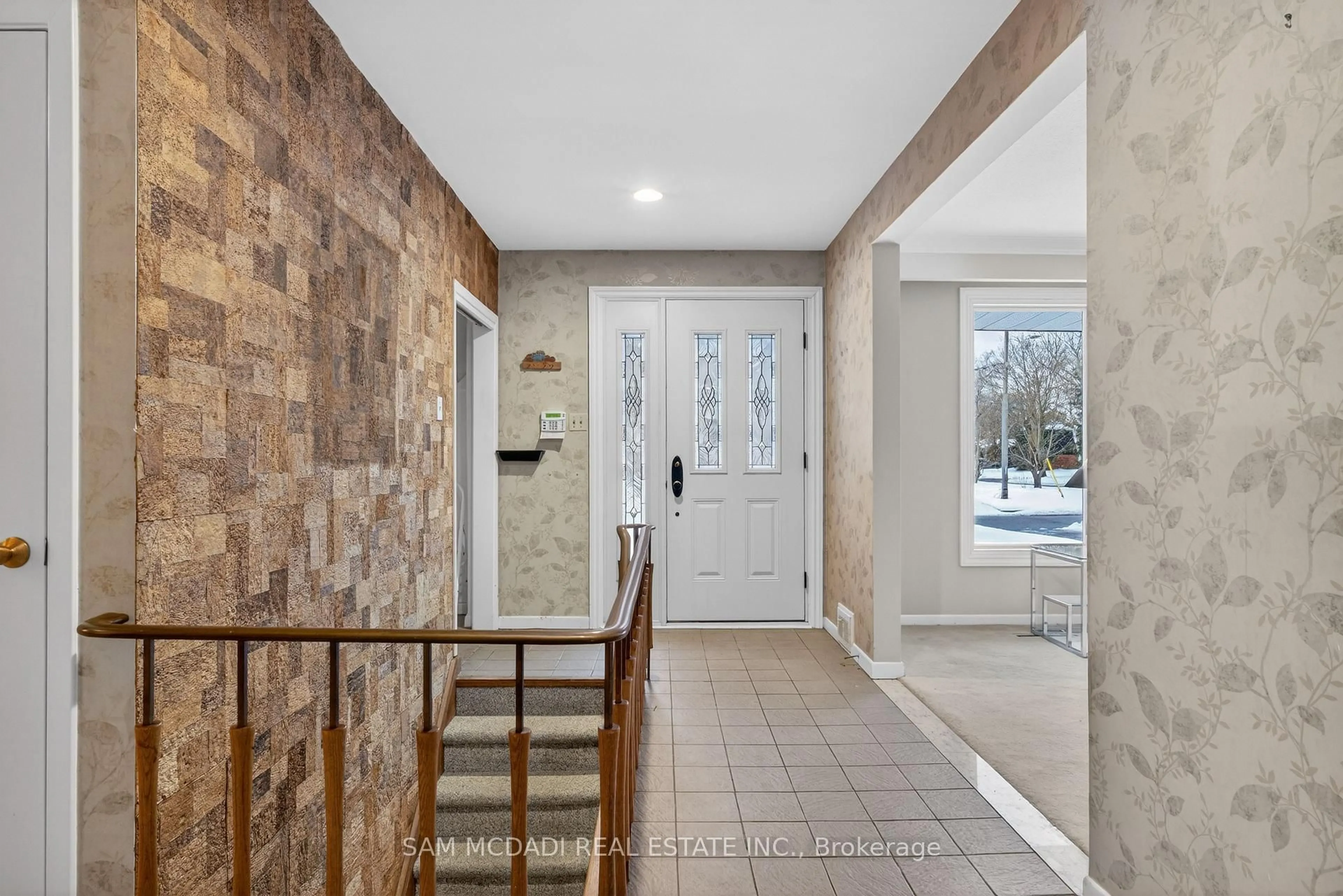 Indoor entryway for 521 Vanessa Cres, Mississauga Ontario L5H 2N4