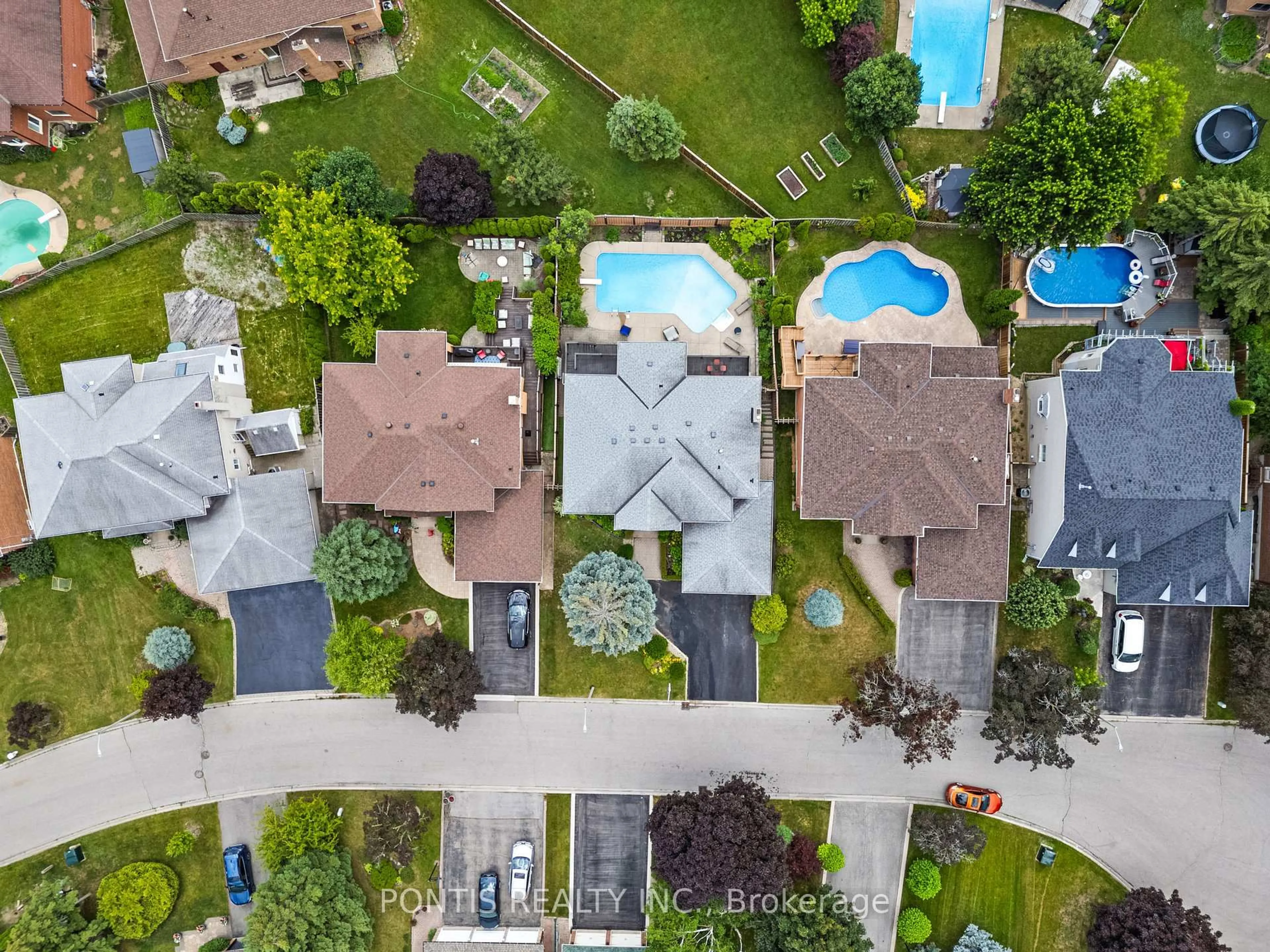 A pic from outside/outdoor area/front of a property/back of a property/a pic from drone, street for 10 Whitmore Crt, Brampton Ontario L6Z 2A5