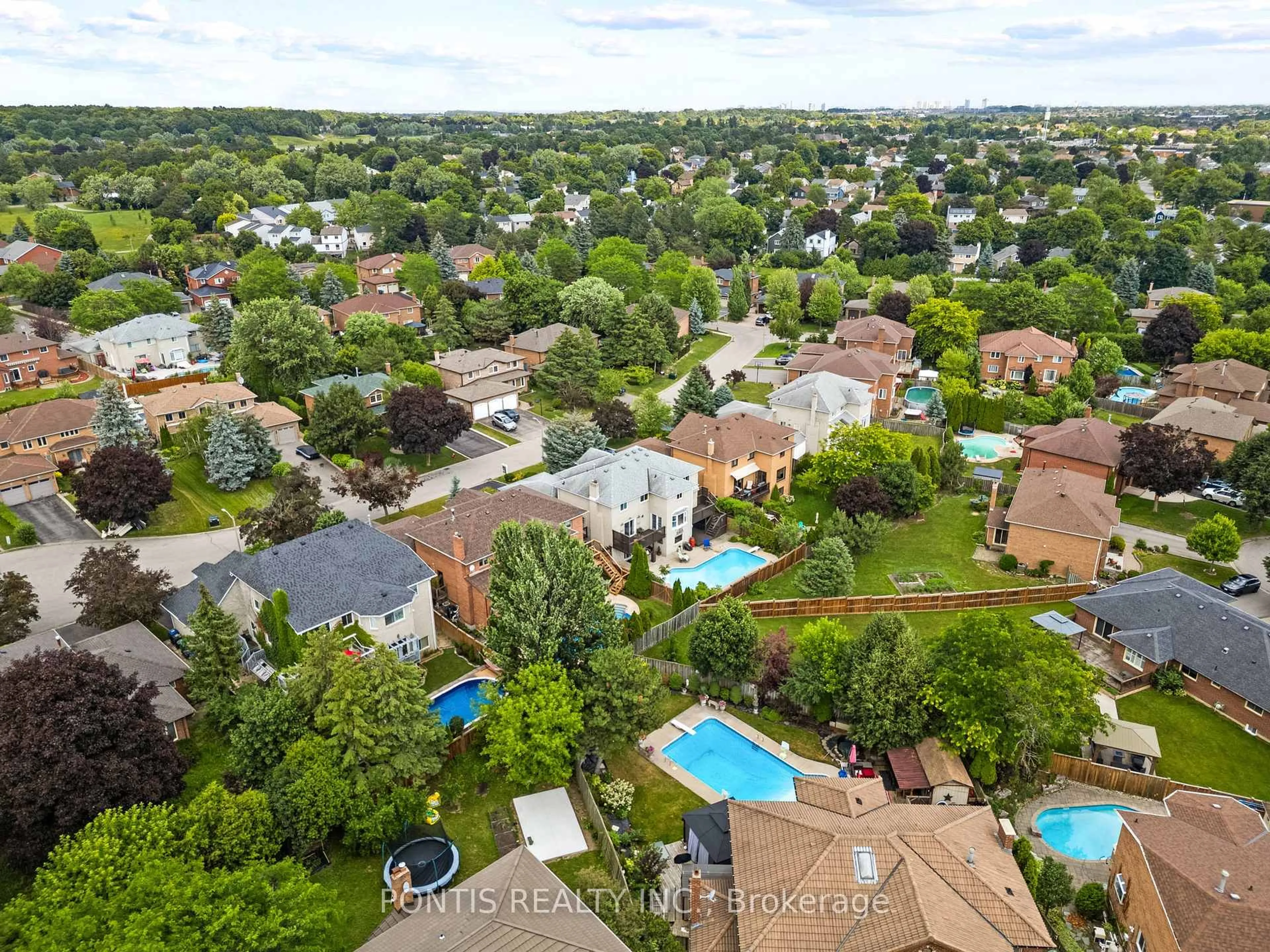 A pic from outside/outdoor area/front of a property/back of a property/a pic from drone, city buildings view from balcony for 10 Whitmore Crt, Brampton Ontario L6Z 2A5