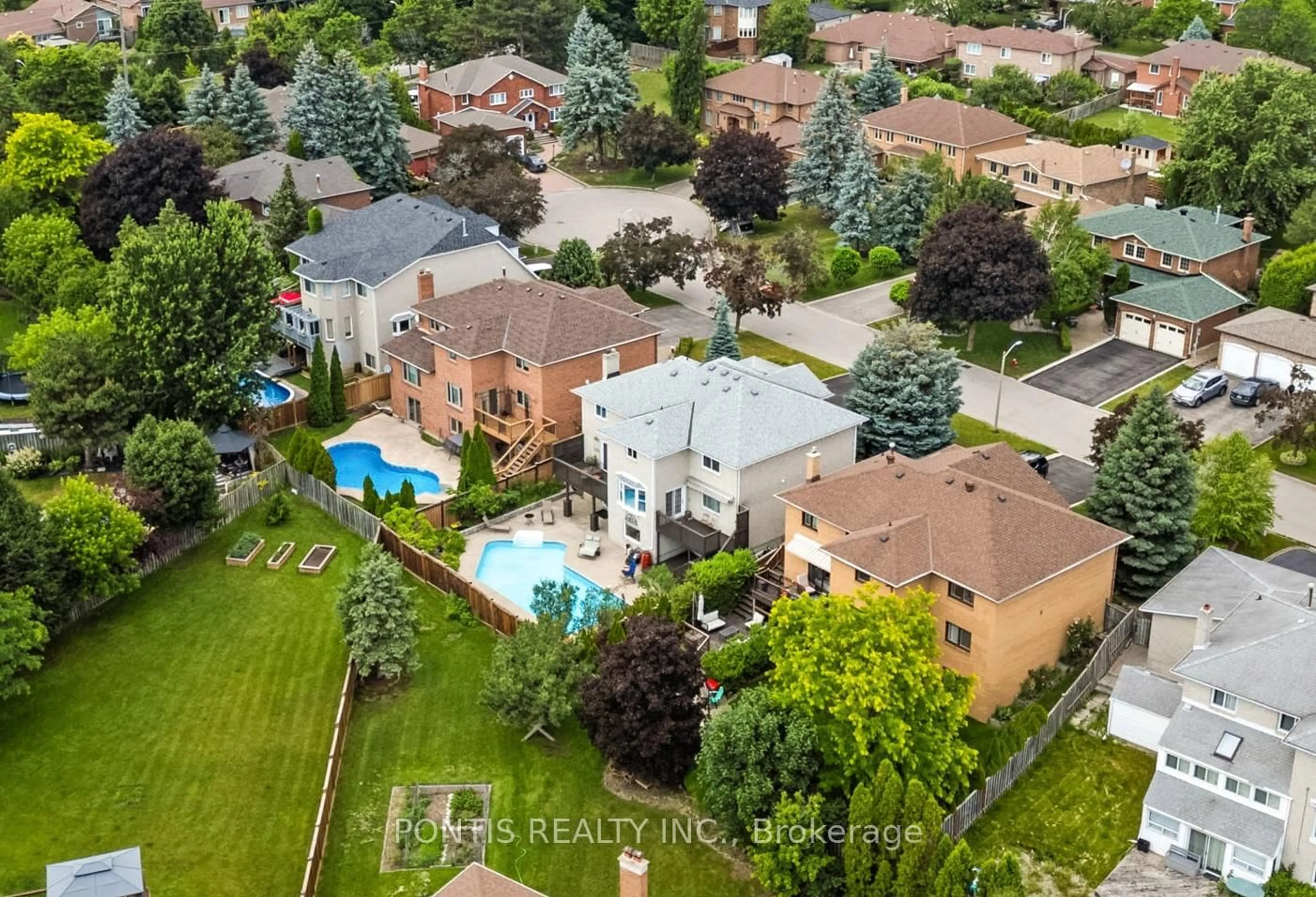 A pic from outside/outdoor area/front of a property/back of a property/a pic from drone, street for 10 Whitmore Crt, Brampton Ontario L6Z 2A5