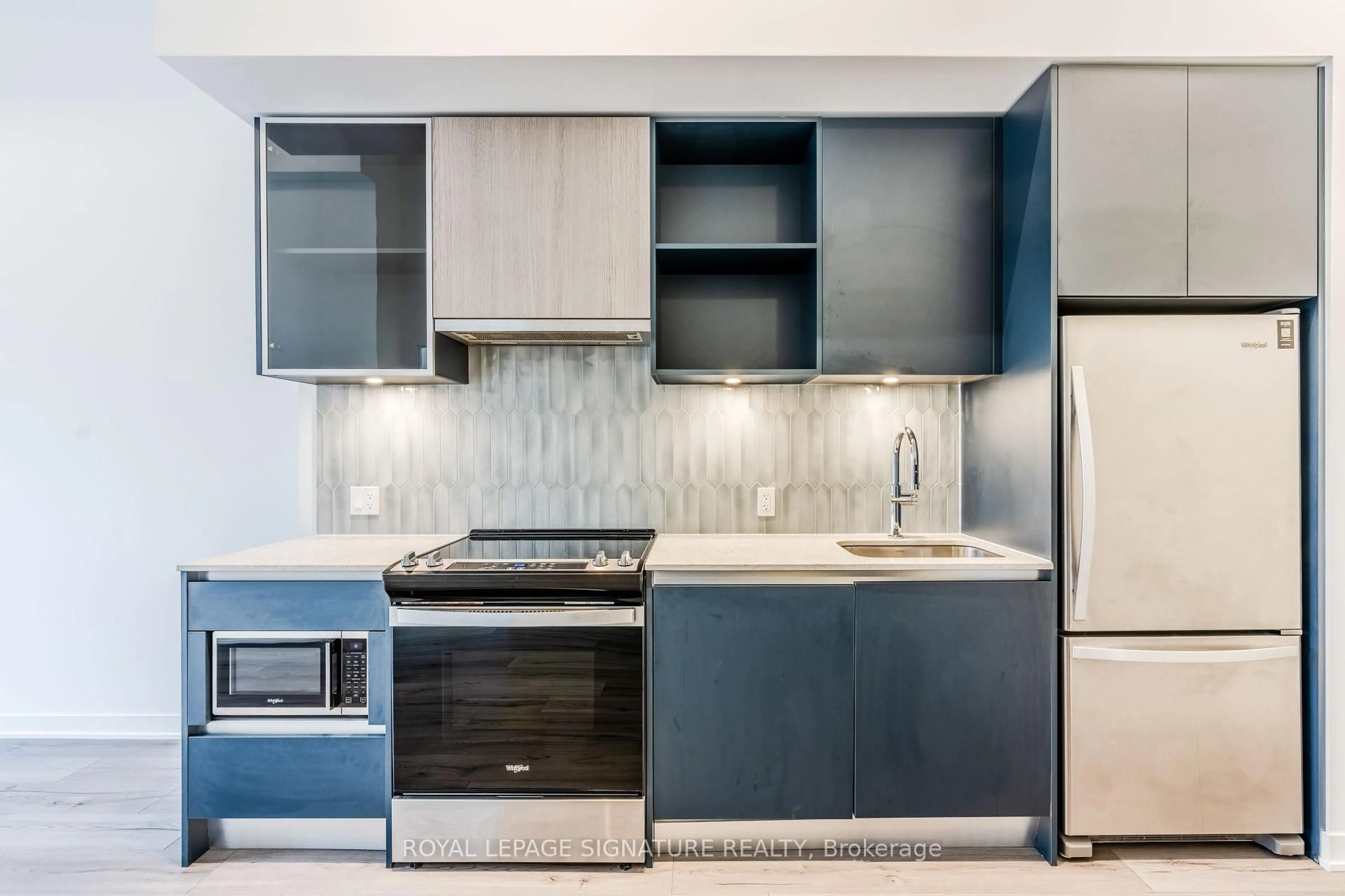 Standard kitchen, ceramic/tile floor for 395 Dundas St #132, Oakville Ontario L6M 5R8